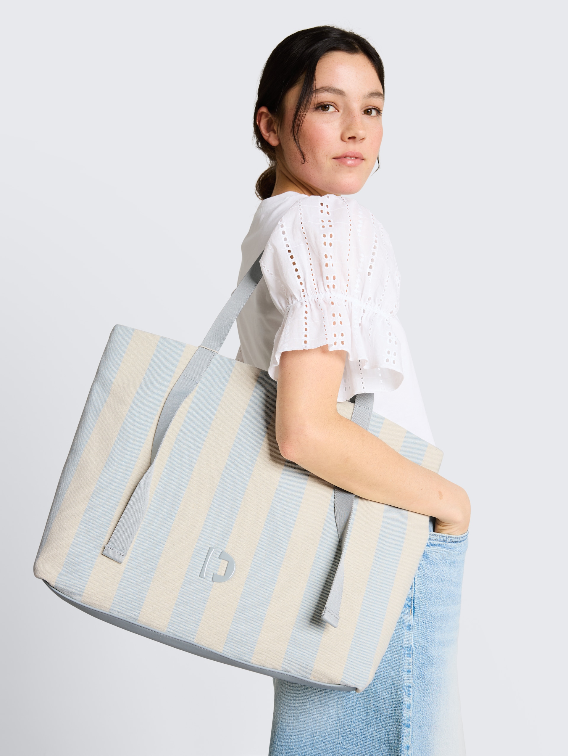 TTJETT XL Shopper met streepjesmotief - stripes blue - zijaanzicht model