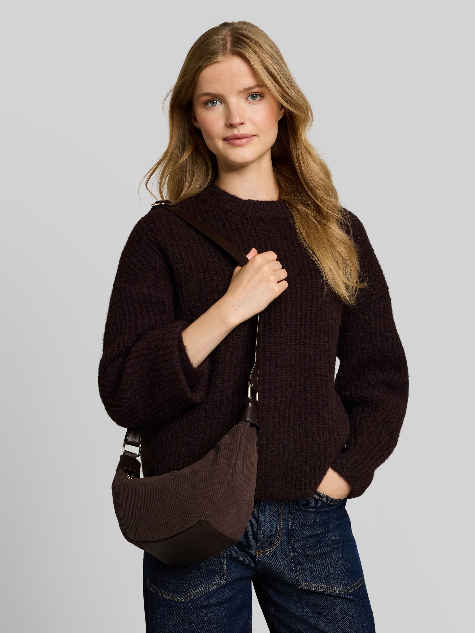 TTLIRIEL M schoudertas - dark brown - zijaanzicht model