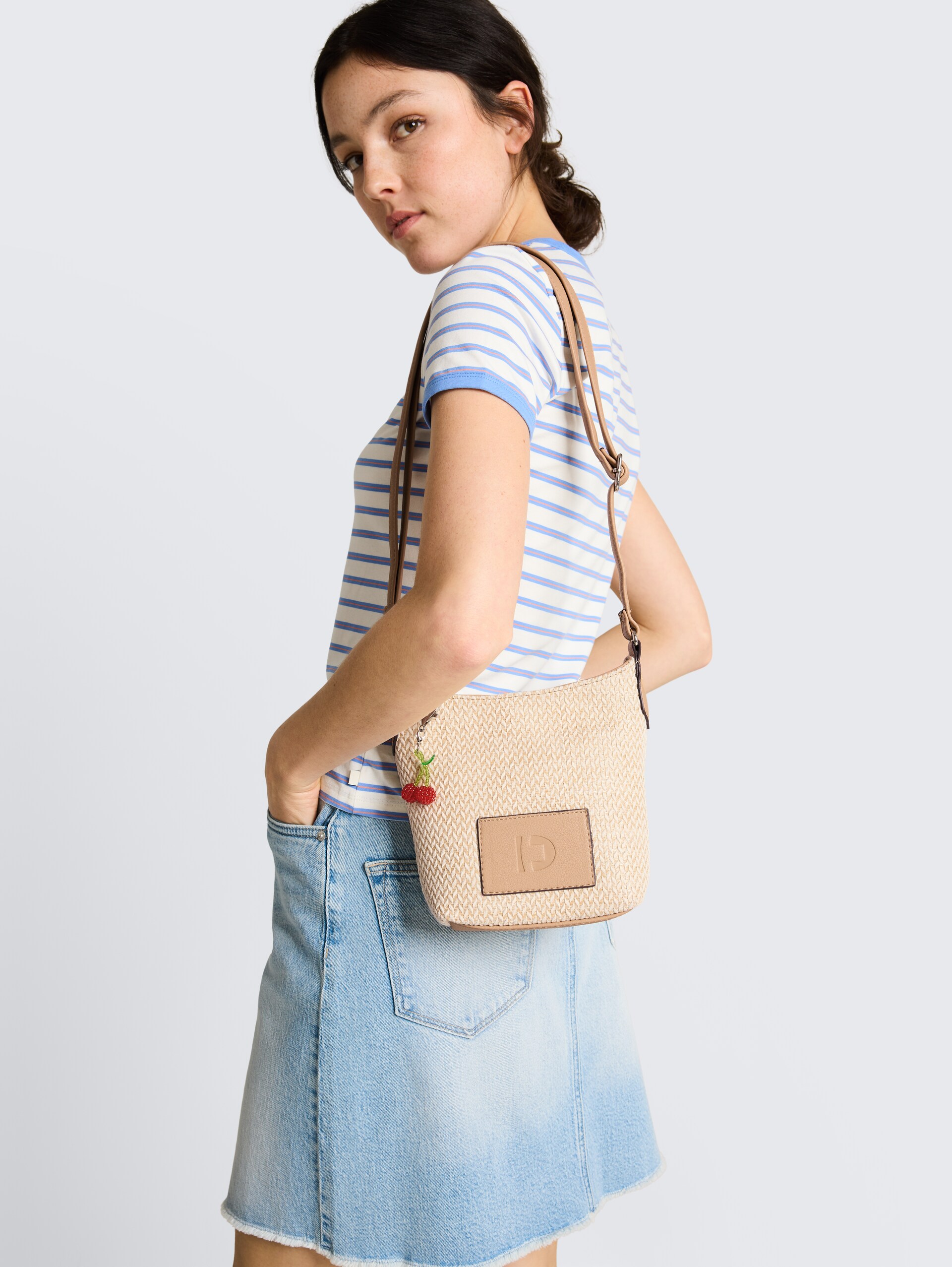 TTLUCIEN S Umhängetasche mit Struktur - beige / beige - seitliche Model-Ansicht