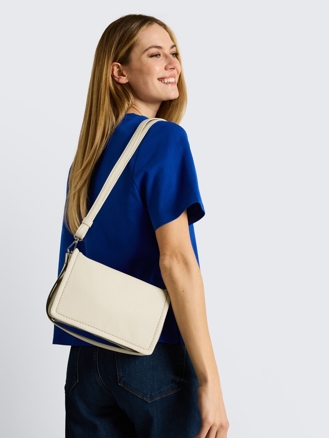 TTDELPHINA S Handtasche mit Umschlag - off white / off white - seitliche Model-Ansicht