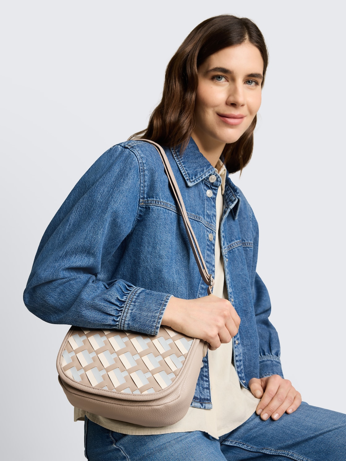 TTDEVIE Handtasche in Flecht-Optik - mixed taupe - seitliche Model-Ansicht