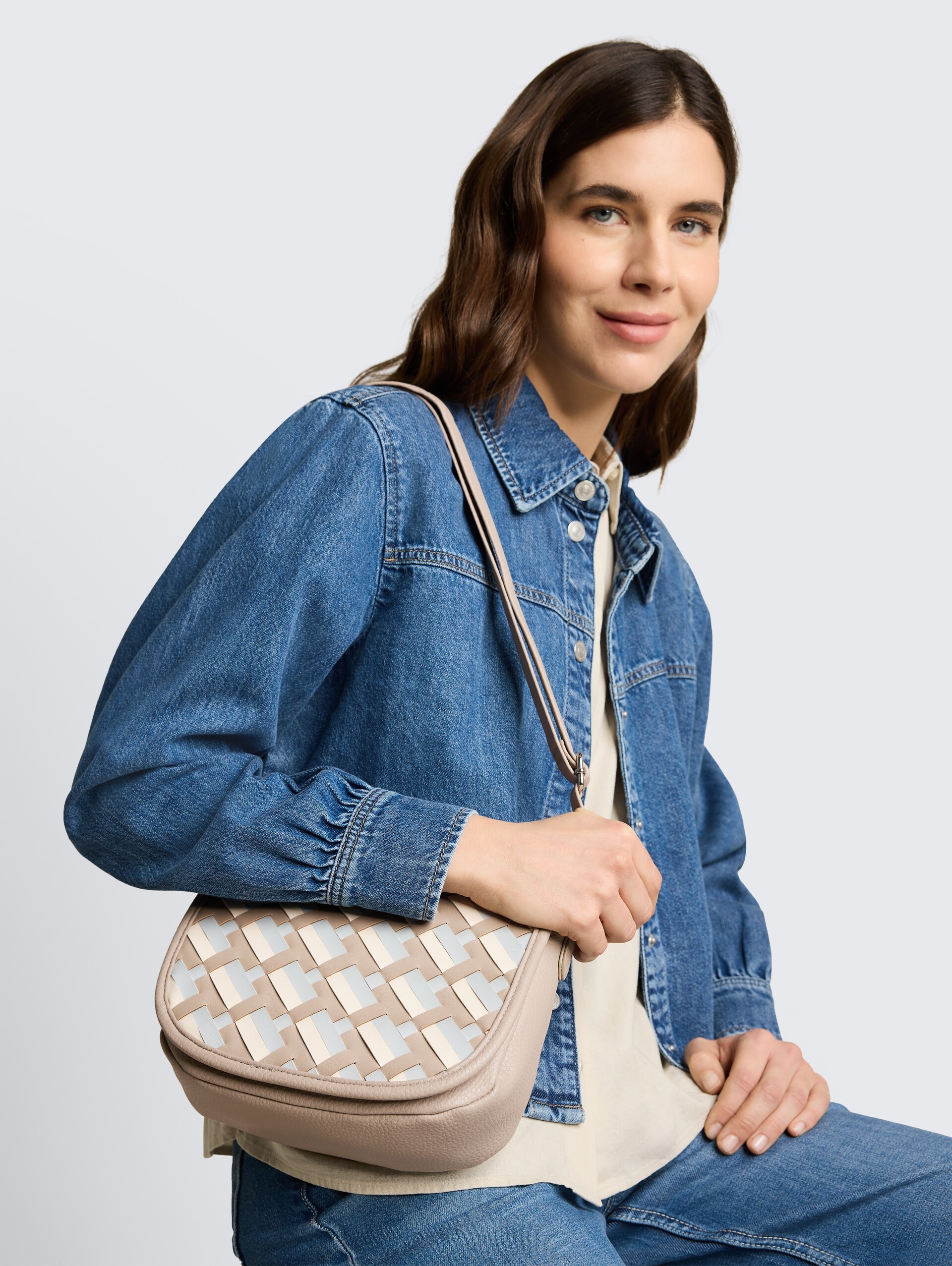 TTDEVIE Handtasche in Flecht-Optik - mixed taupe - seitliche Model-Ansicht