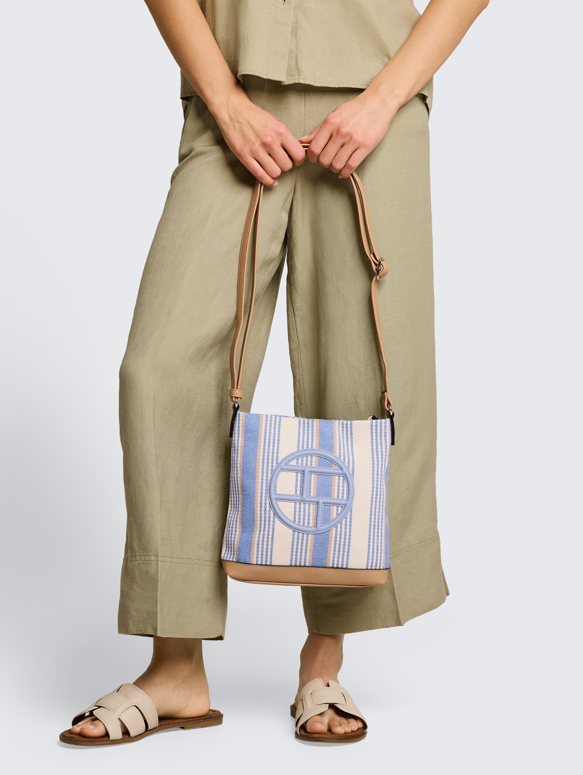 TTGILDA S Umhängetasche mit Logo - stripes blue - seitliche Model-Ansicht