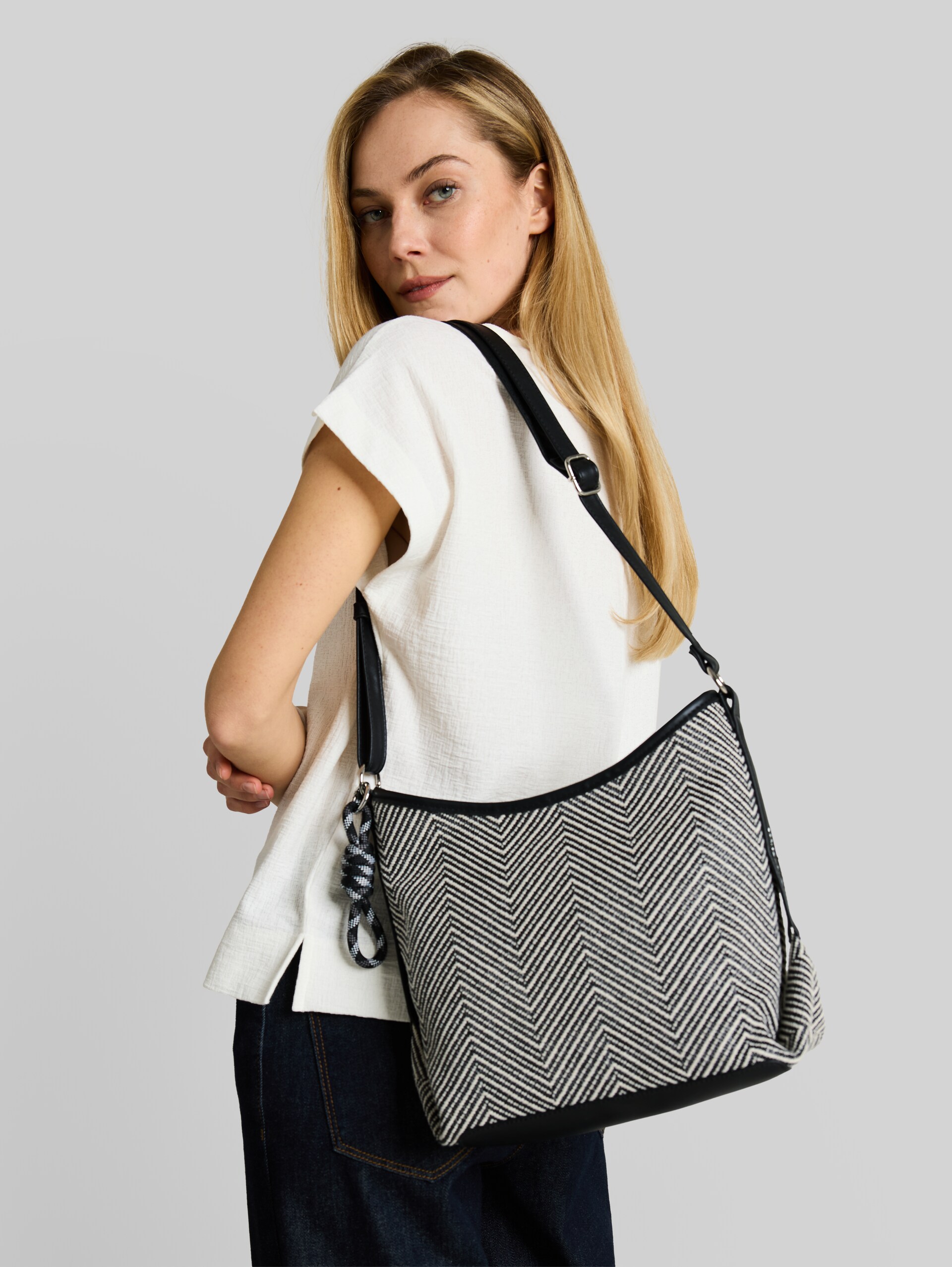 TTMIRELLE S Beuteltasche in Bast-Optik - schwarz / black - seitliche Model-Ansicht