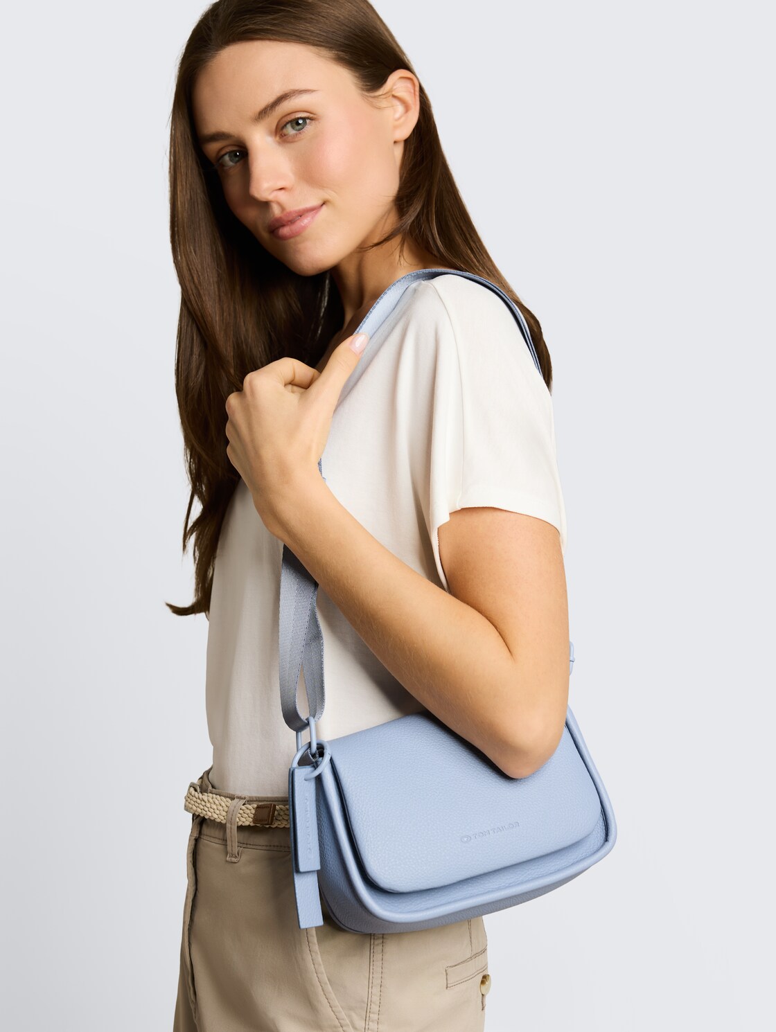 TTSOLENE XS Handtasche mit Umschlag - mid blue - seitliche Model-Ansicht