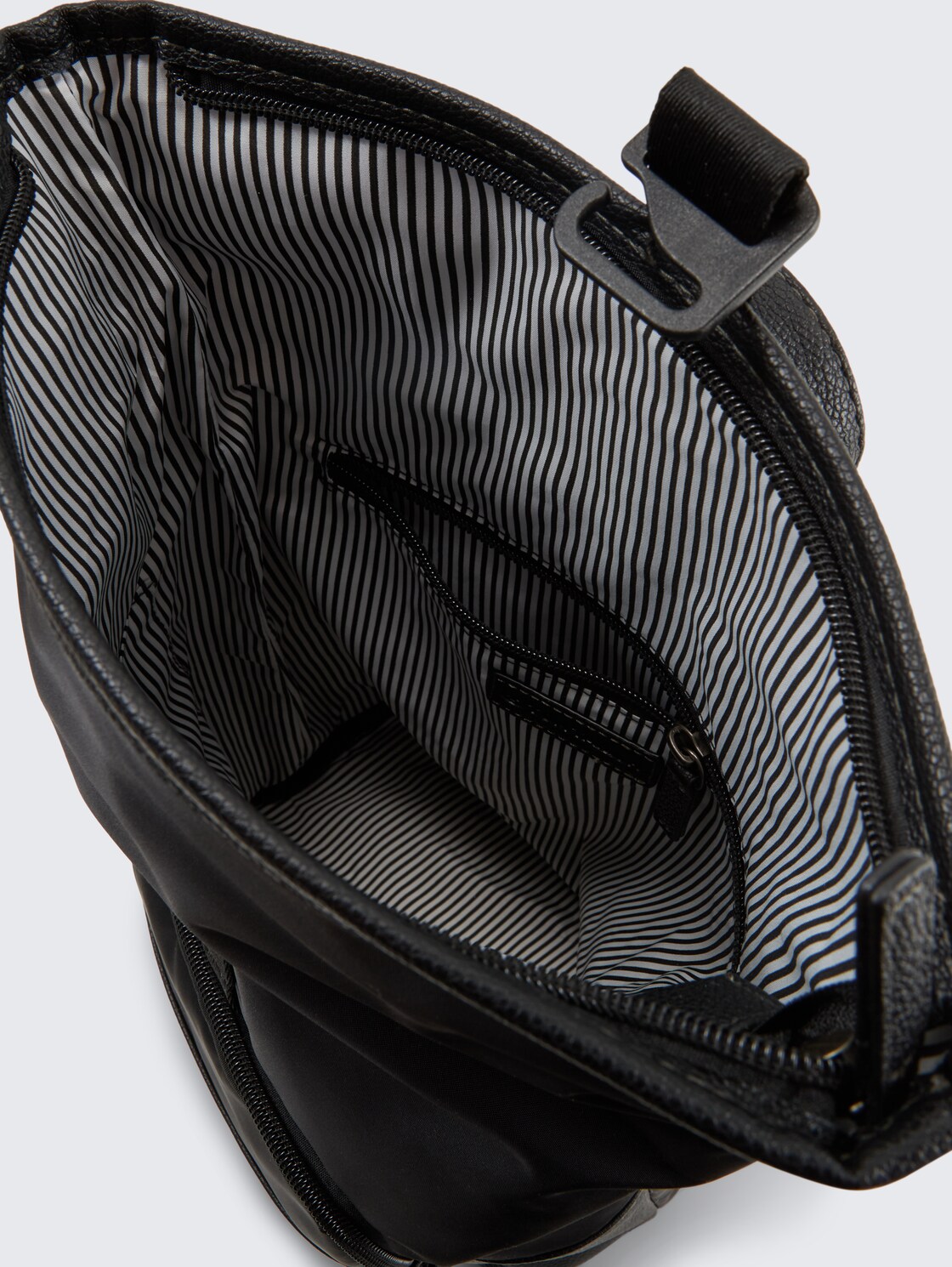 TTVIENE M Rucksack mit Materialmix - schwarz / black - seitliche Produkt-Ansicht 