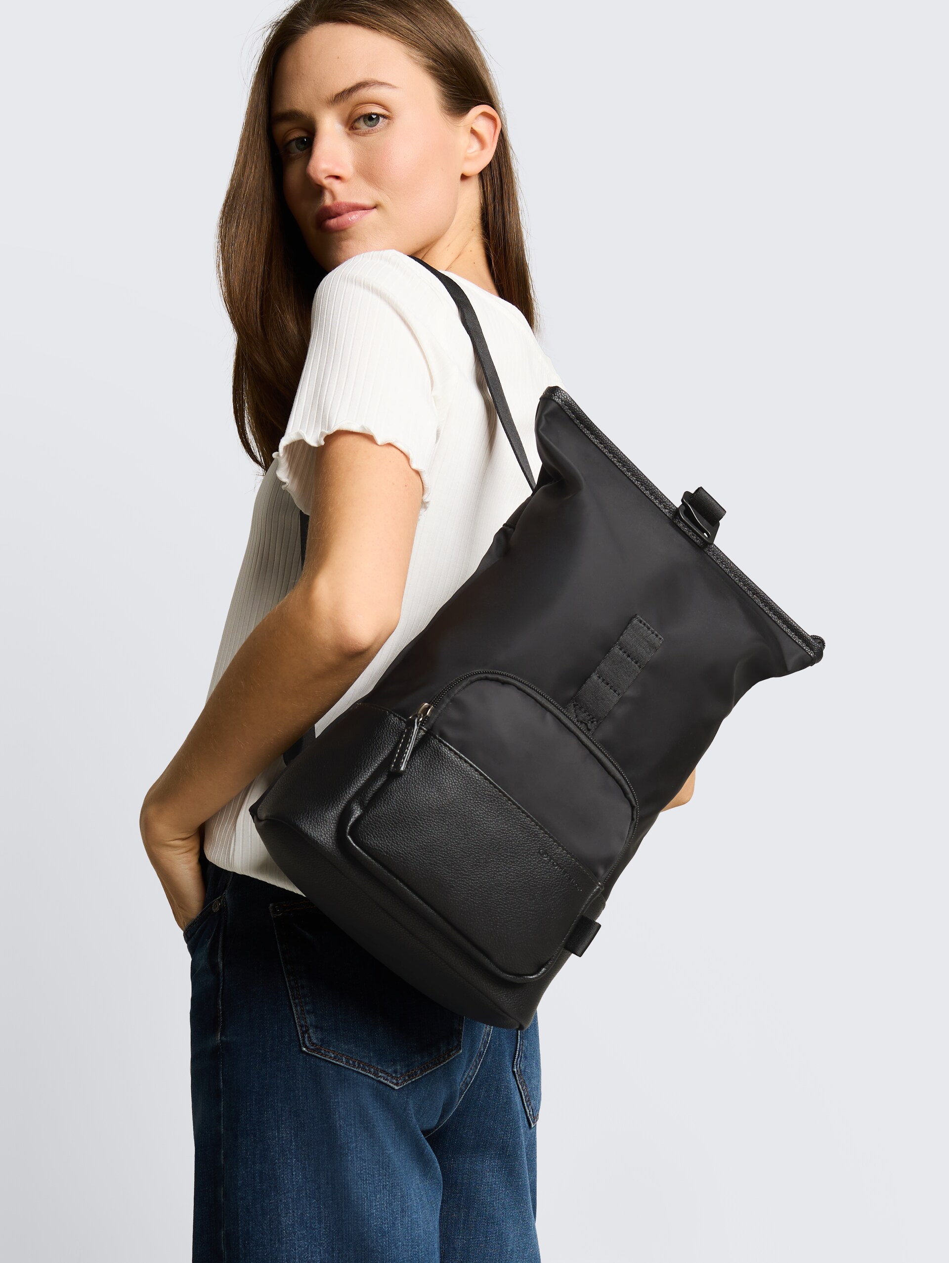 TTVIENE M Rucksack mit Materialmix - schwarz / black - seitliche Model-Ansicht