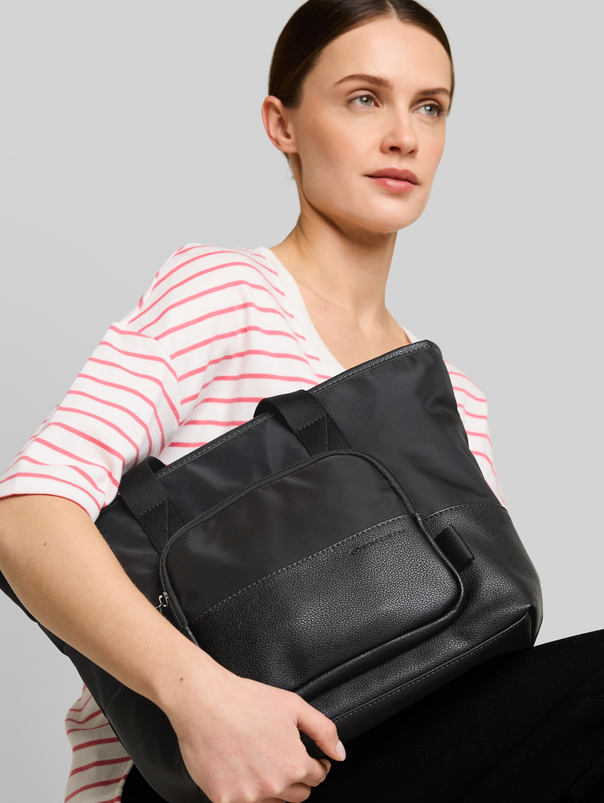 TTVIENE L shopper with mixed materials - schwarz / black - side model view