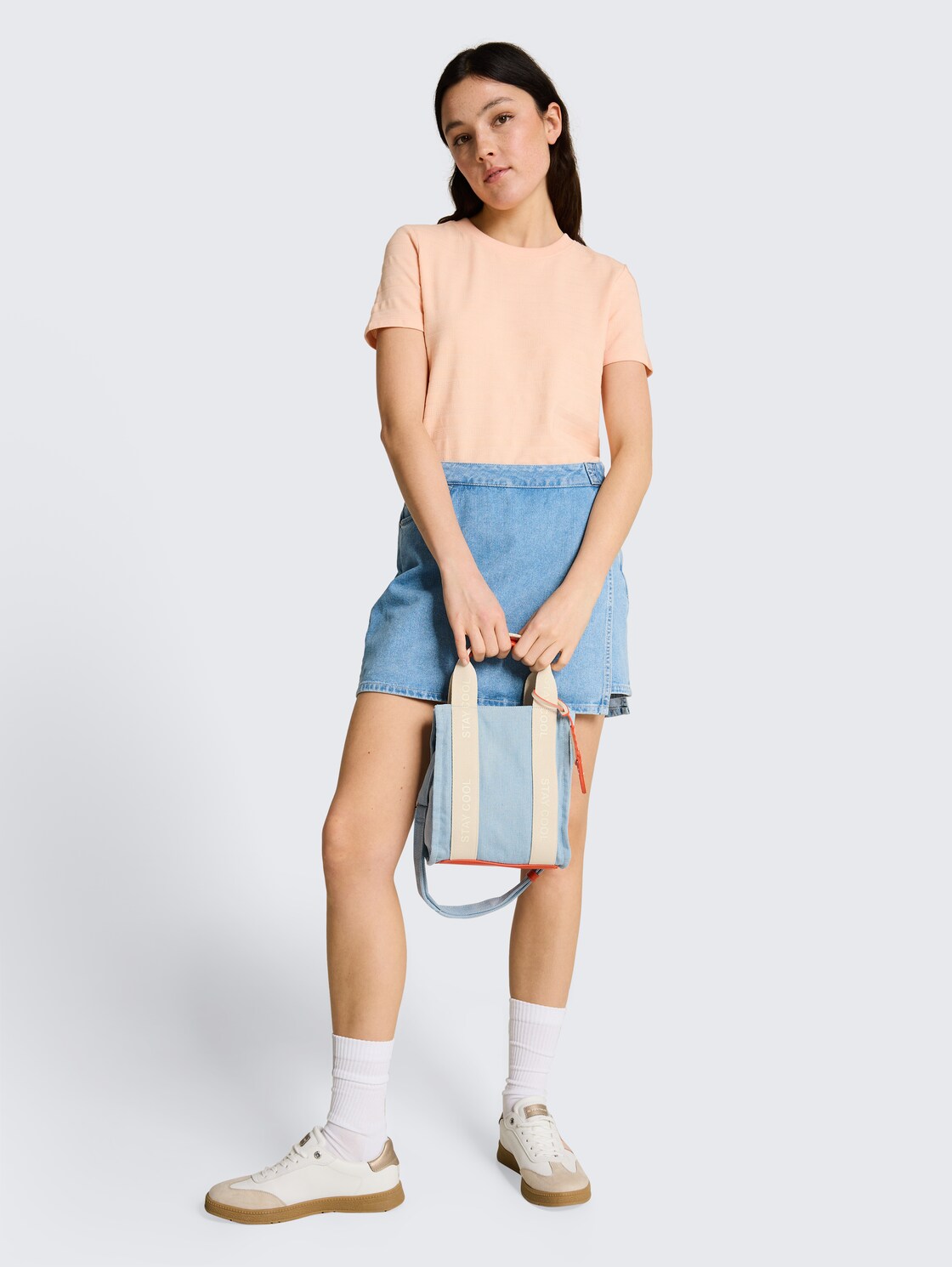 TTAZURA S Shopper with detachable tag - light denim blue - side model view