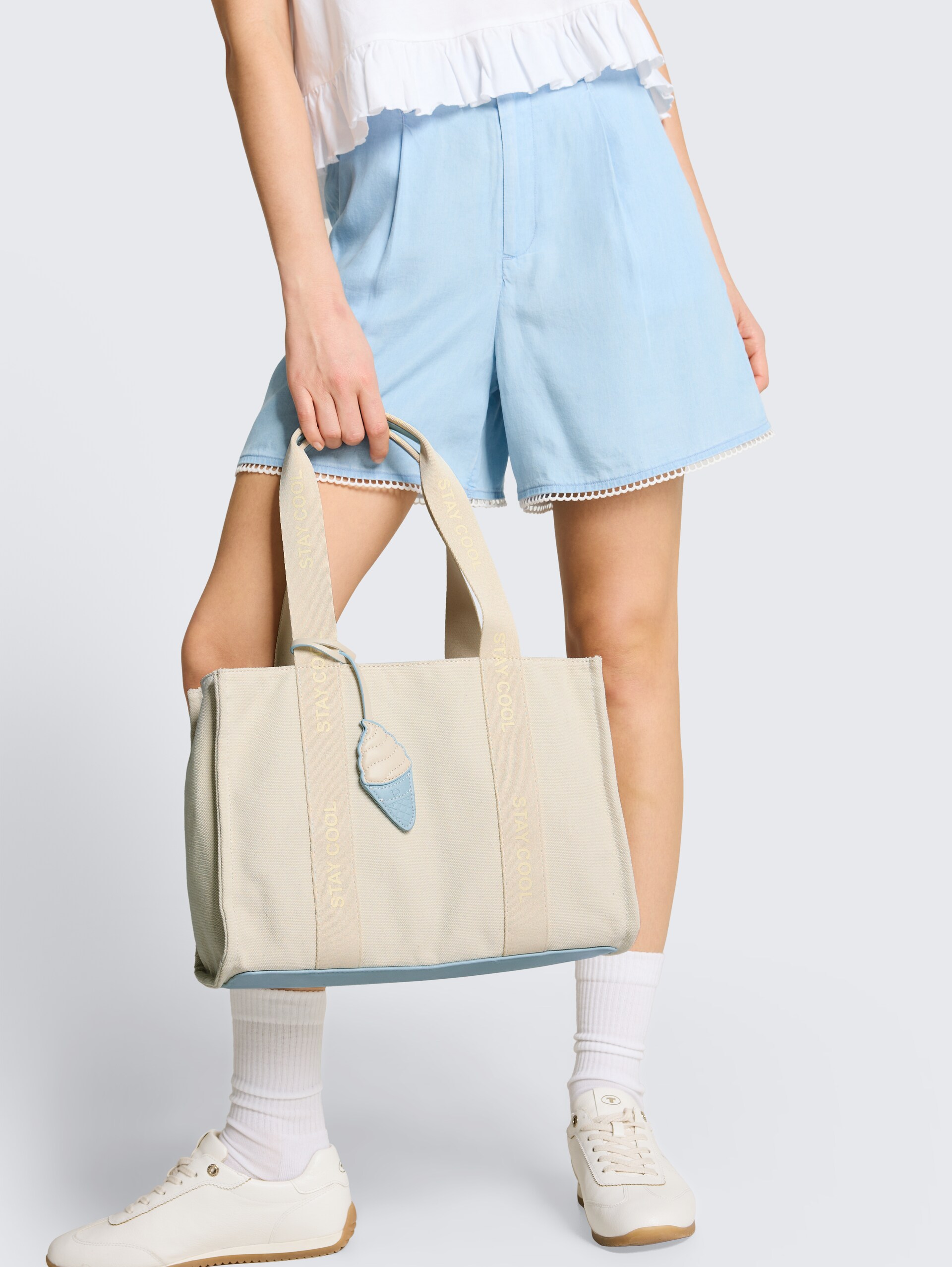TTAZURA L Shopper mit abnehmbarem Anhänger - beige / beige - seitliche Model-Ansicht