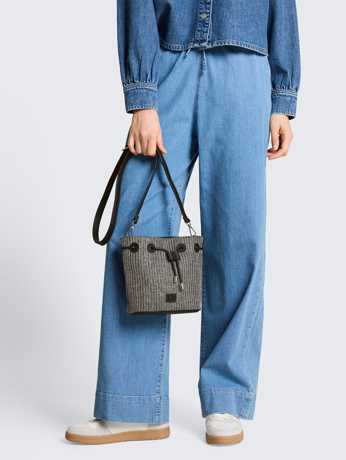 TTMADELYN S Crossbody bag in raffia look - mixed black - side model view