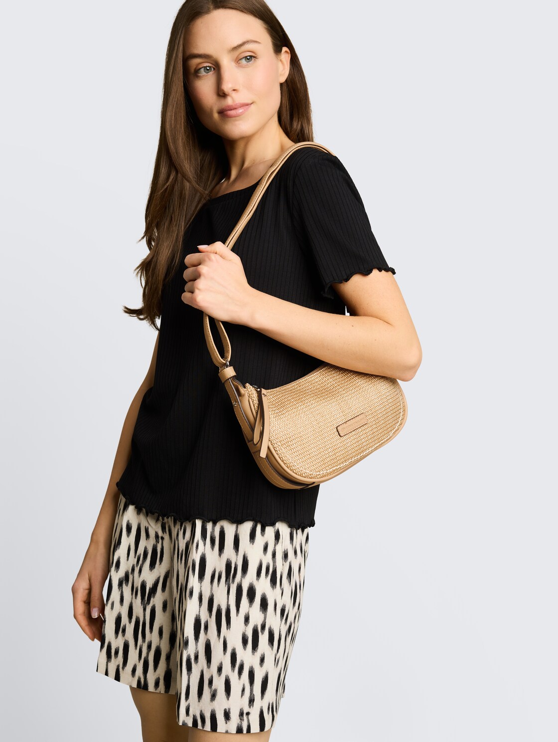 TTLYSA SUMMER S Umhängetasche mit Materialmix - camel / camel nature - seitliche Model-Ansicht