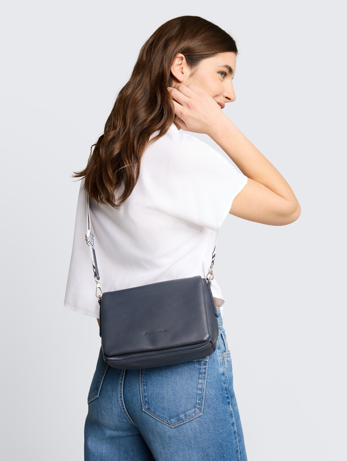 TTORLA STRIPE S Handtasche mit Gewebeband - dark blue - seitliche Model-Ansicht