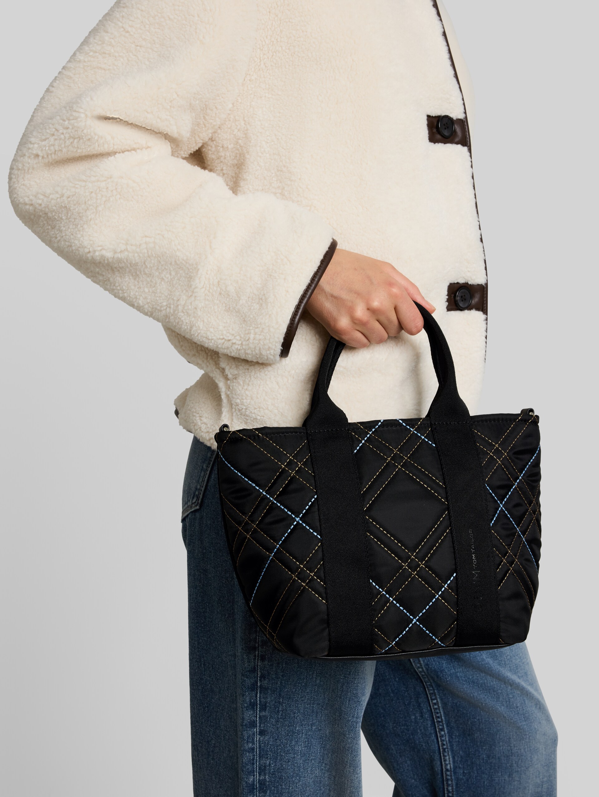 TTAMINTA M shopper met ruitjespatroon - schwarz / black - zijaanzicht model