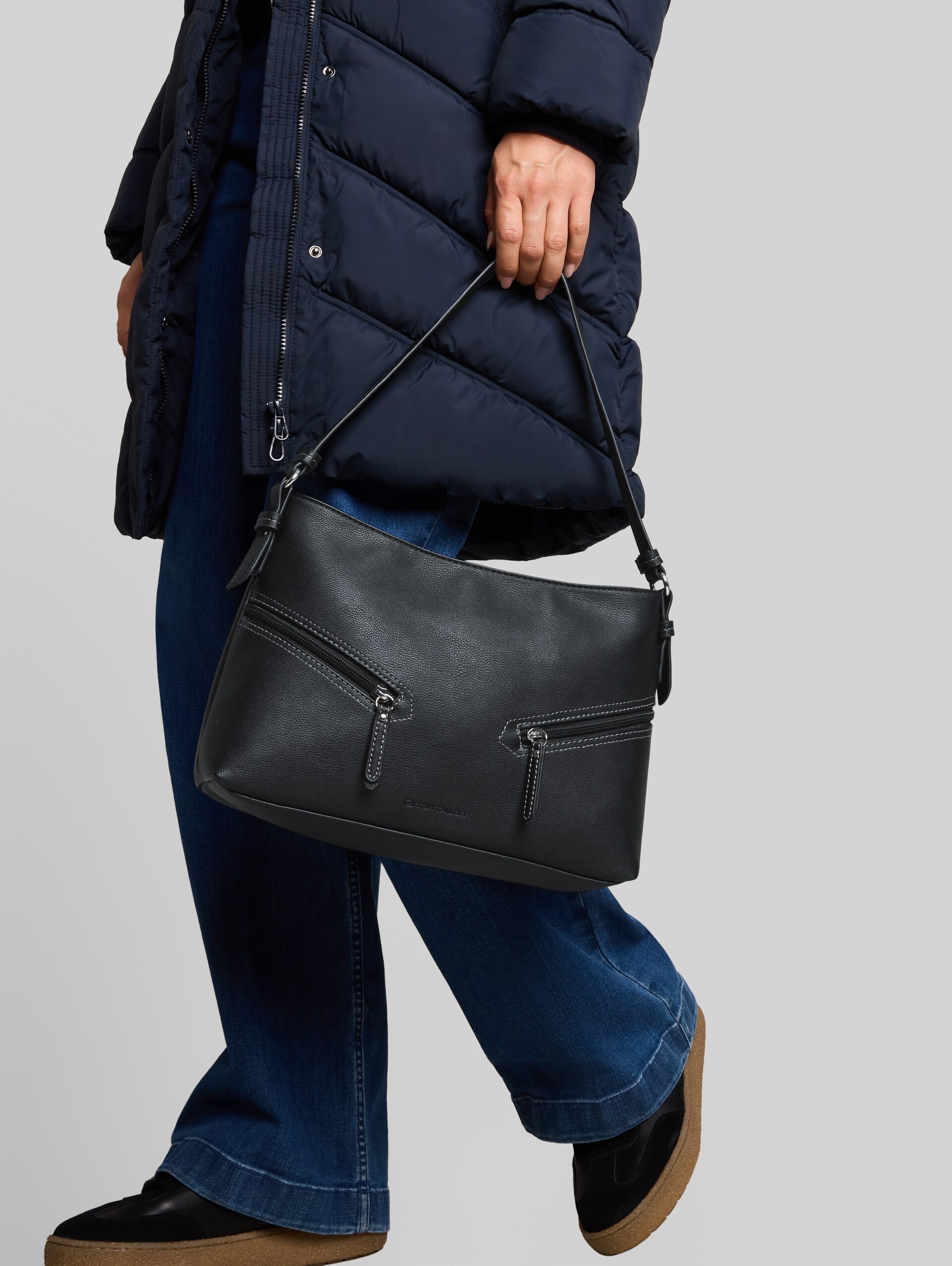 TTAPOLLINE M Beuteltasche mit Reißverschluss-Details - schwarz / black - seitliche Model-Ansicht