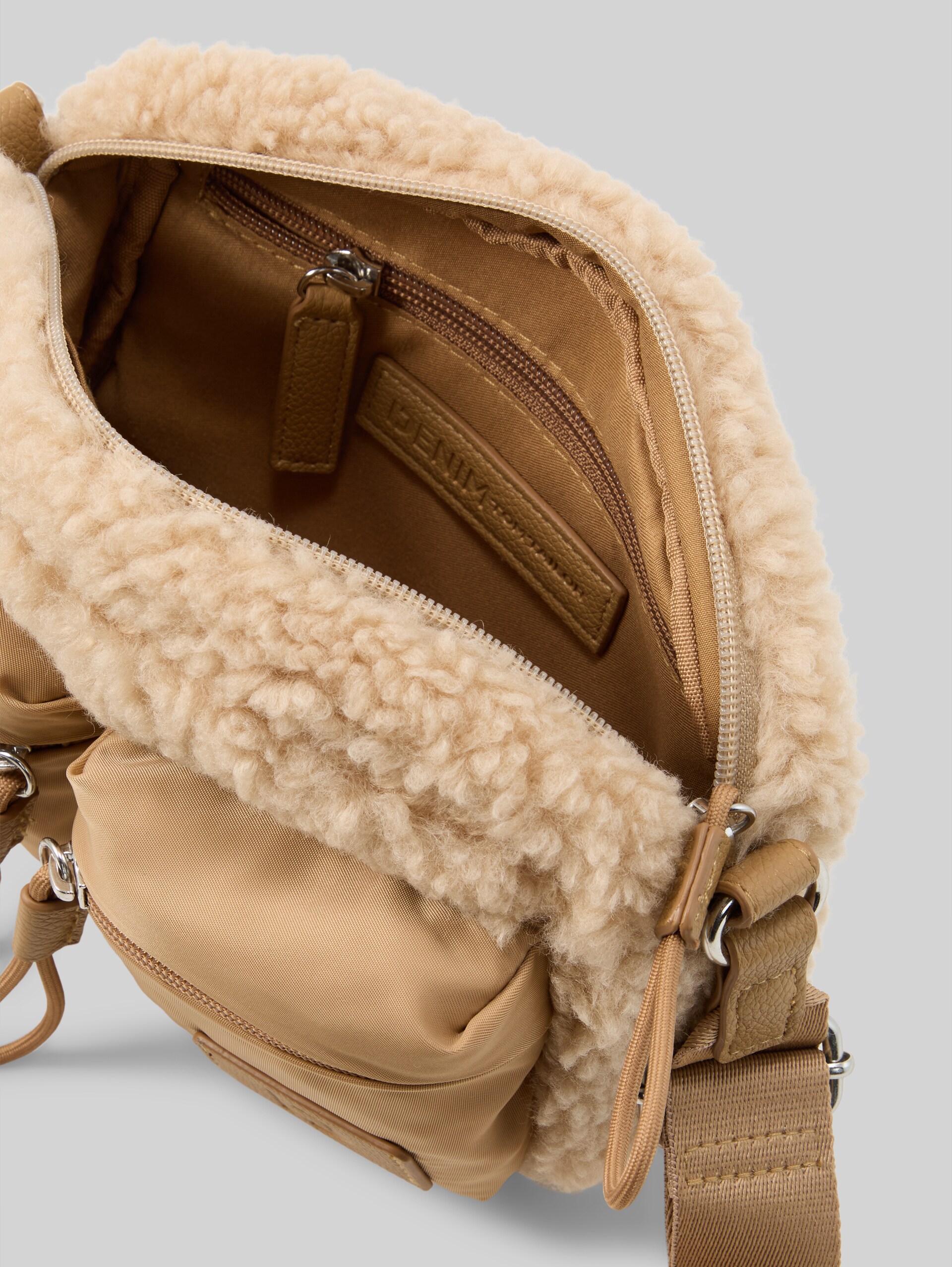 TTASTRID schoudertas met teddybont - mixed beige - zijaanzicht product 