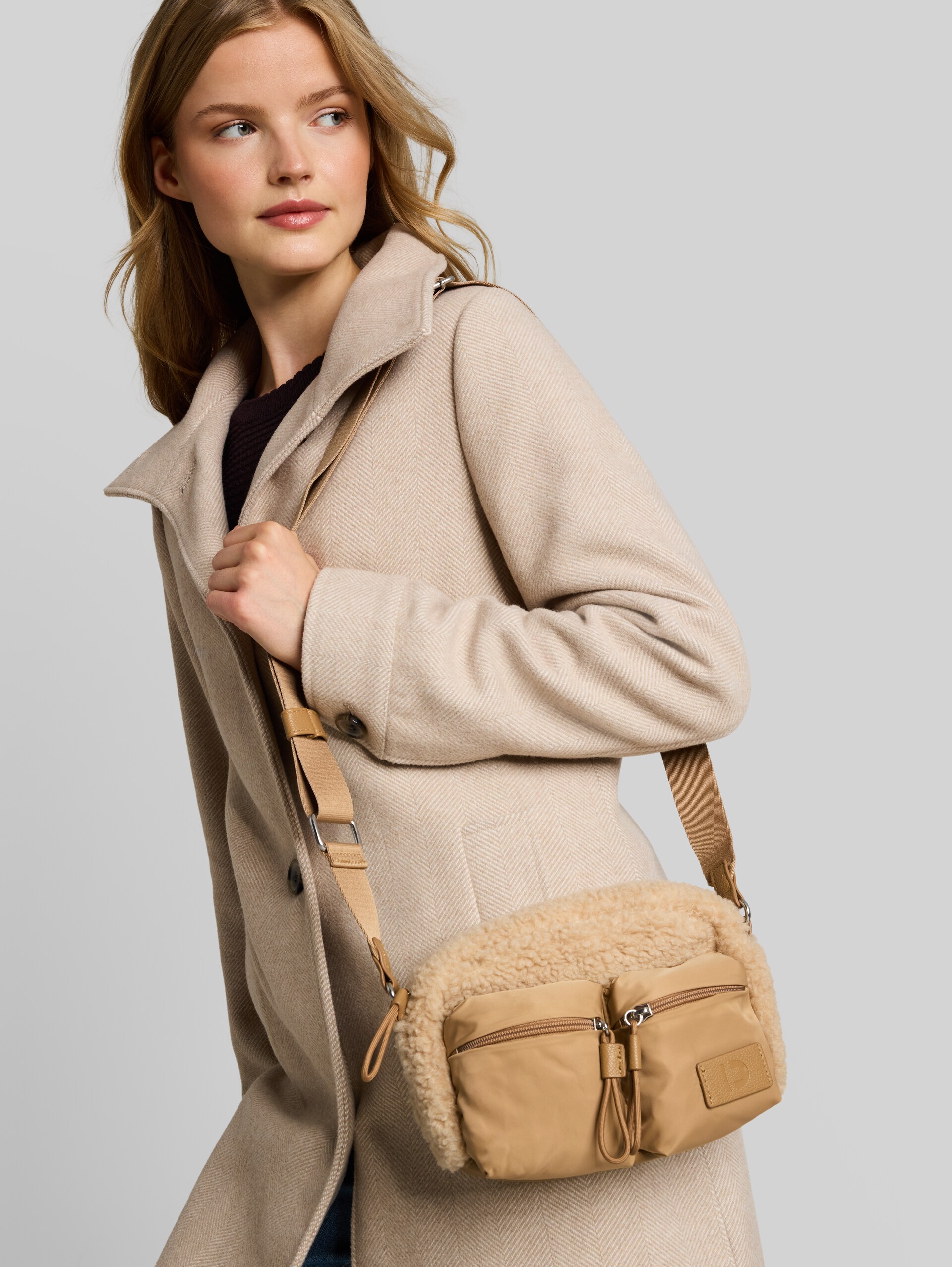 TTASTRID schoudertas met teddybont - mixed beige - zijaanzicht model