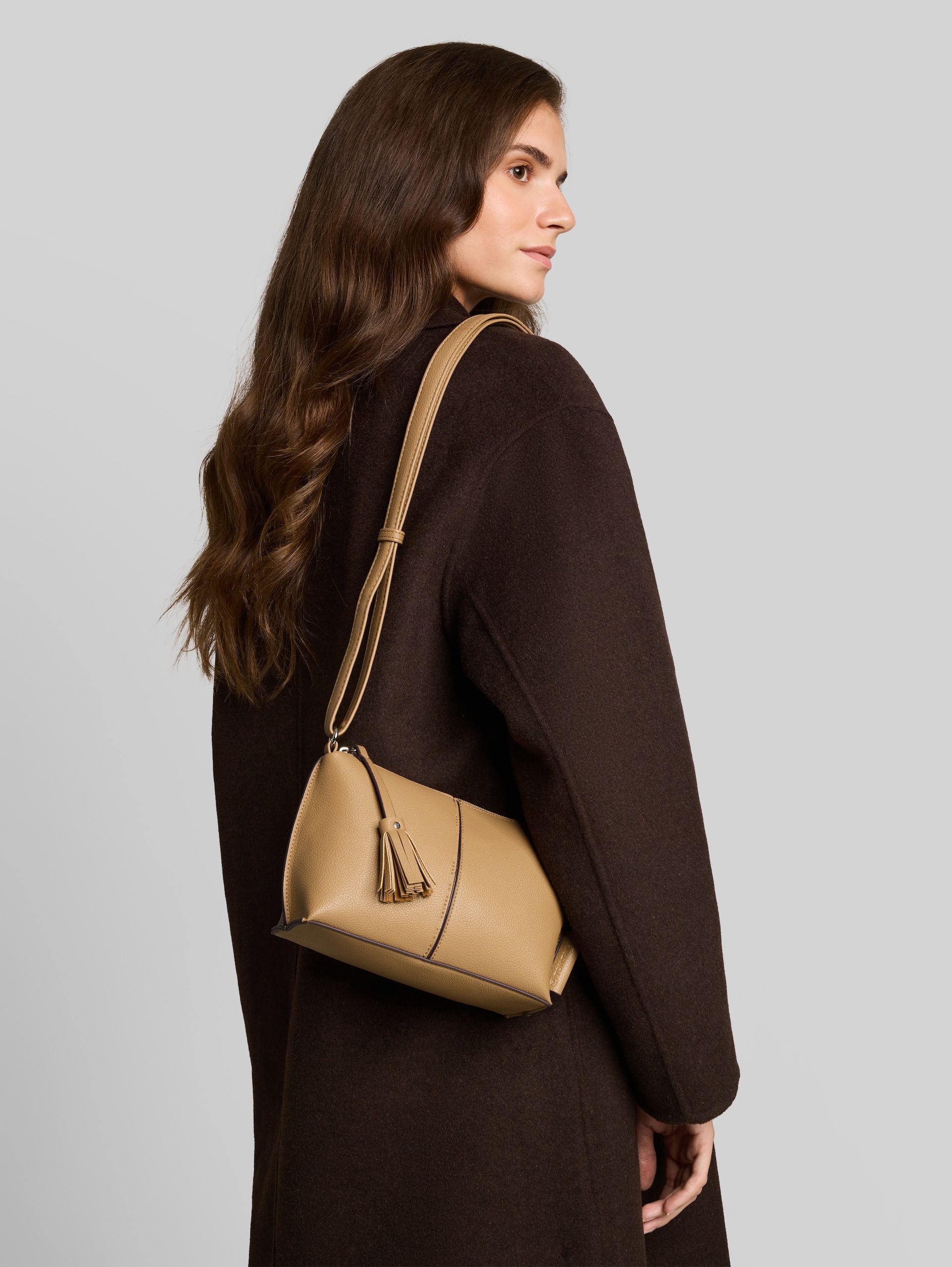 TTAVRIL S Umhängetasche mit Ziernaht - camel / camel nature - seitliche Model-Ansicht