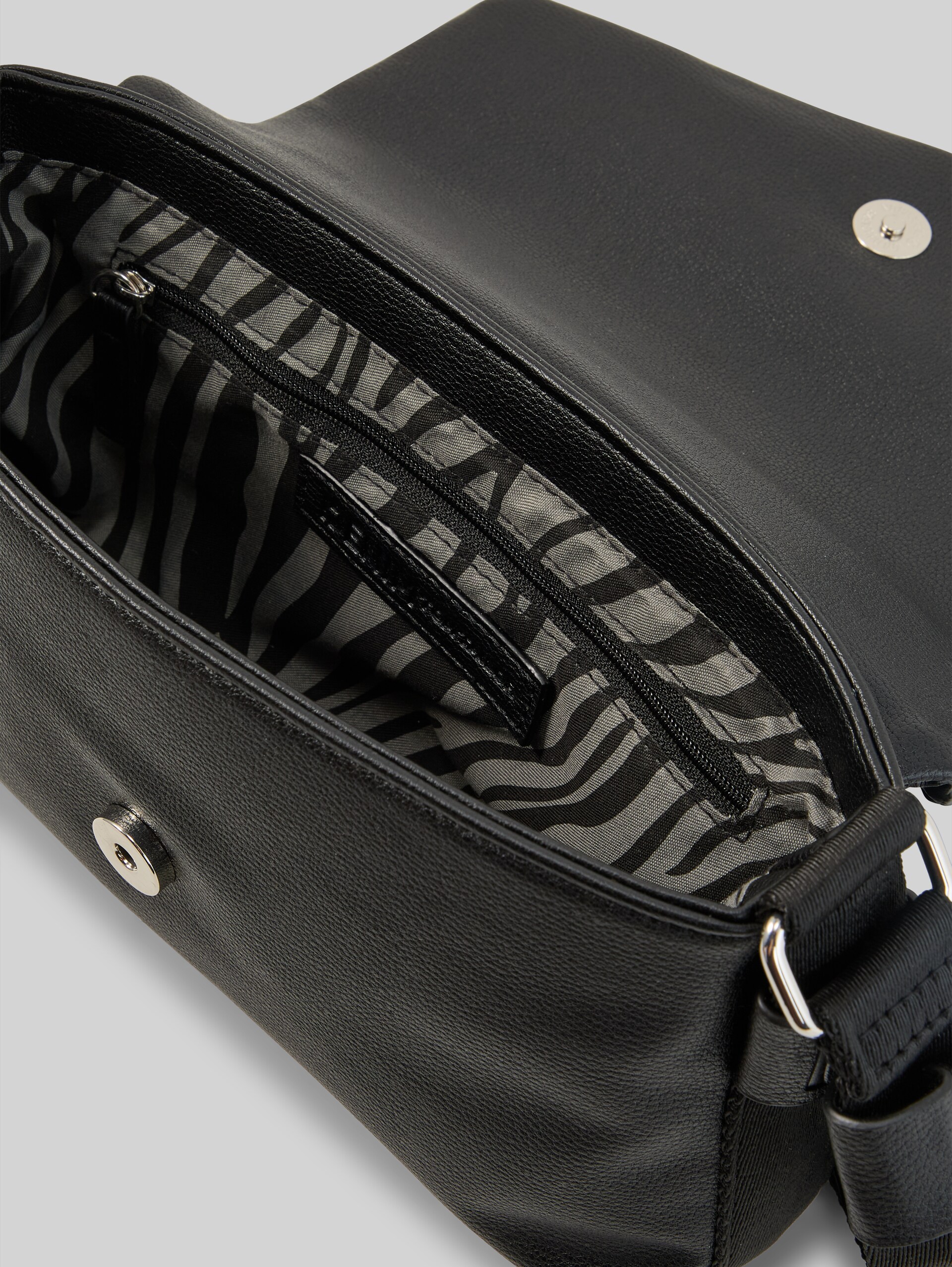 TTCALINA S handtas met studs - schwarz / black - zijaanzicht product 
