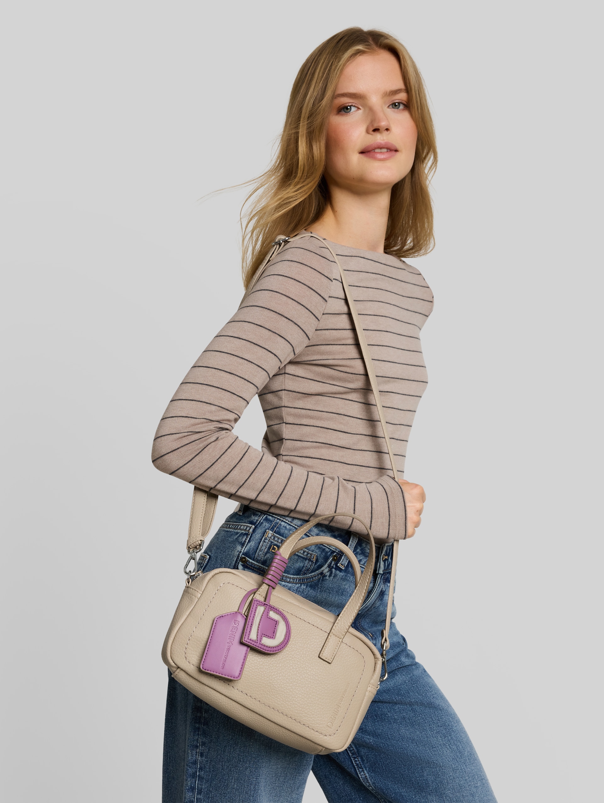 TTIRIDA handtas met hanger - beige / beige - zijaanzicht model