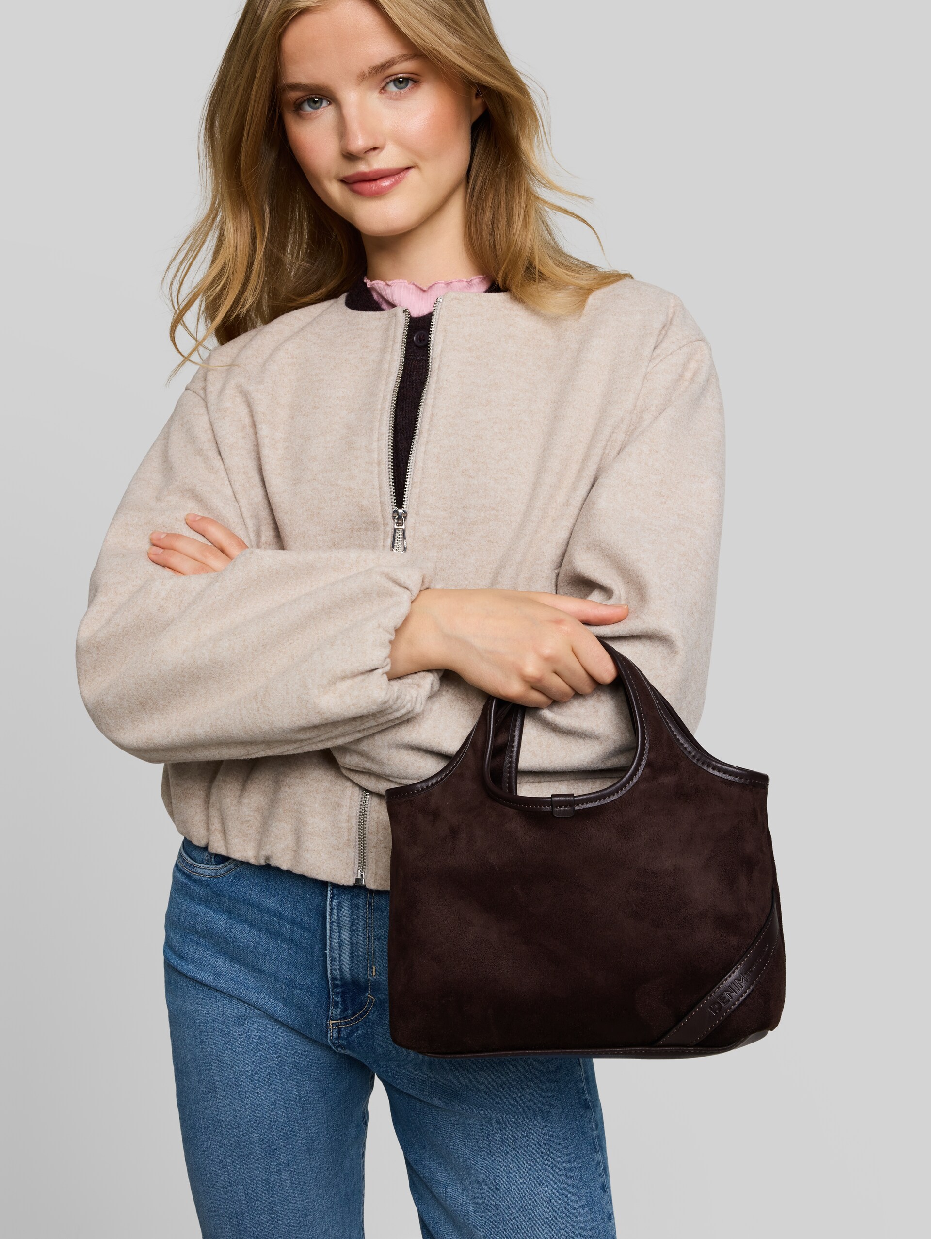 TTLIDORA S shopper met logobadge - dark brown - zijaanzicht model