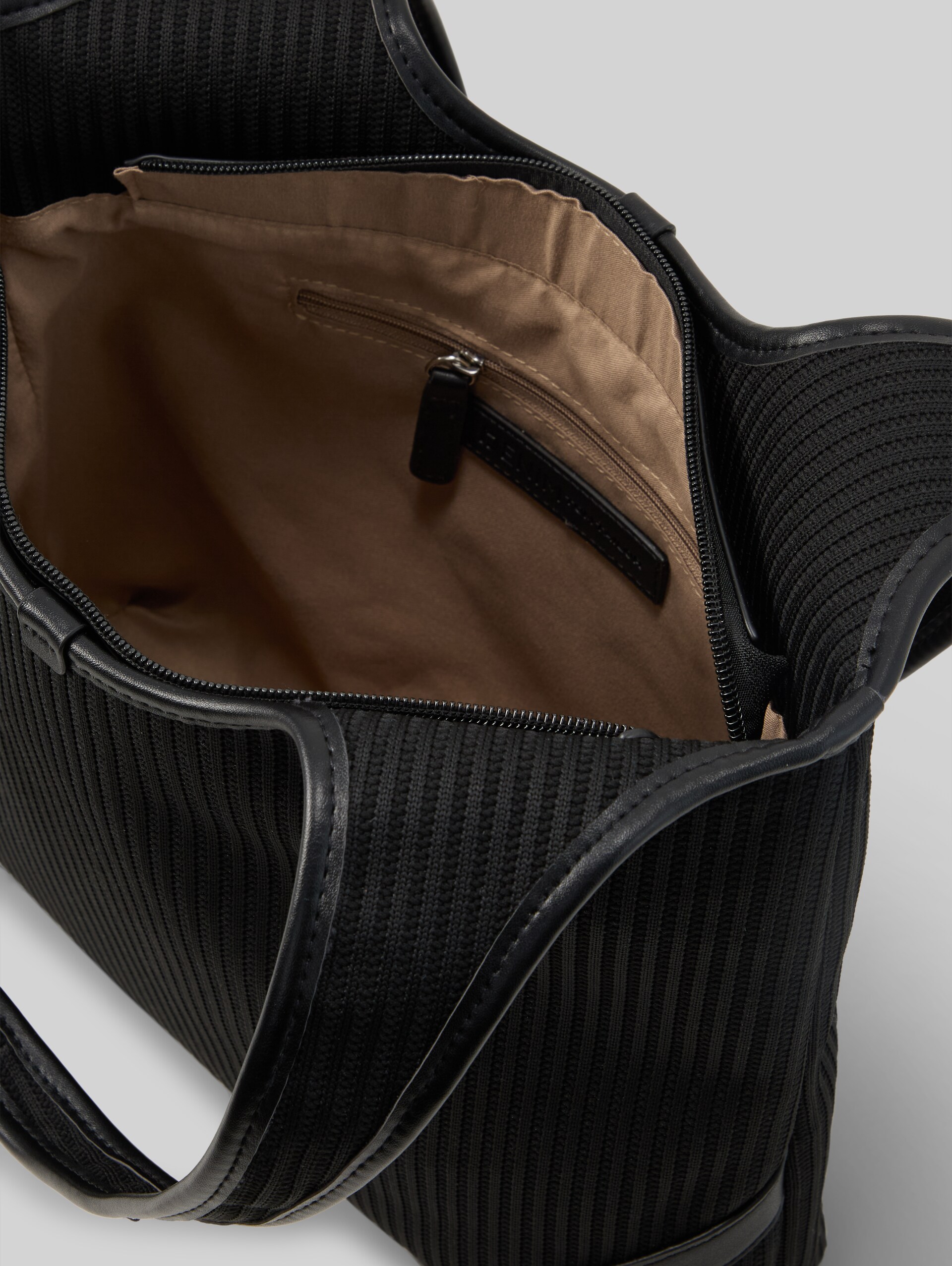 TTLIDORA L Shopper met logobadge - schwarz / black - zijaanzicht product 