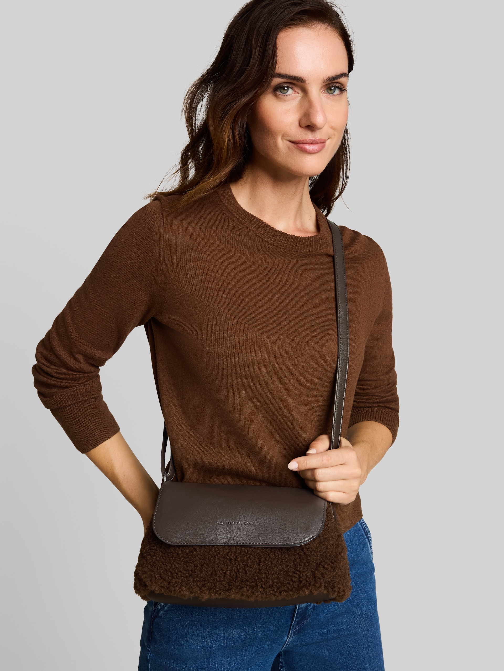 TTZELINA S schoudertas met teddybont - dark brown - zijaanzicht model