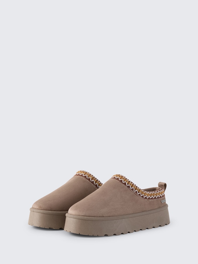 Gefütterte Slipper mit Plateau-Sohle von Women, mud