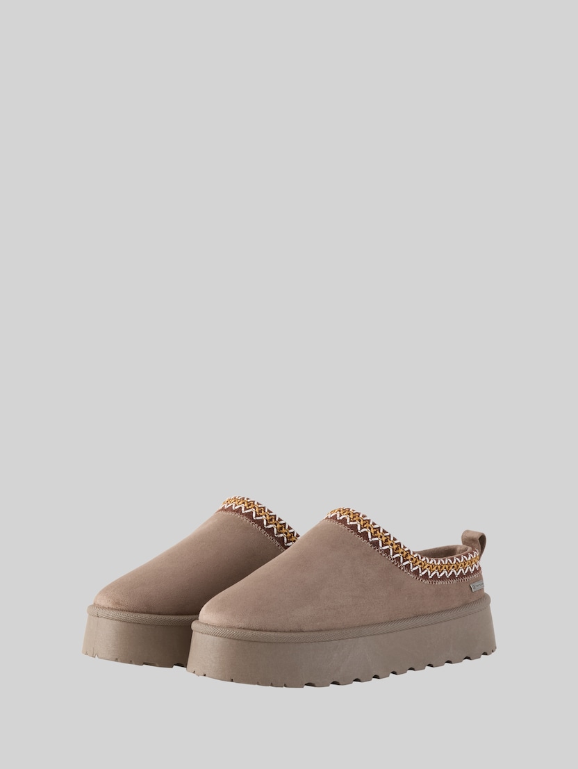 Gefütterte Slipper mit Plateau-Sohle von Women, mud