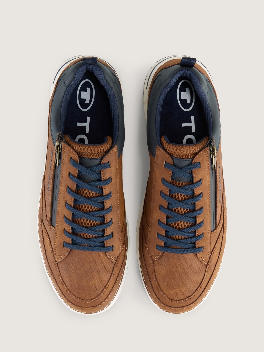 Sneaker aus strukturiertem Lederimitat - cognac - Produkt-Ansicht von oben 