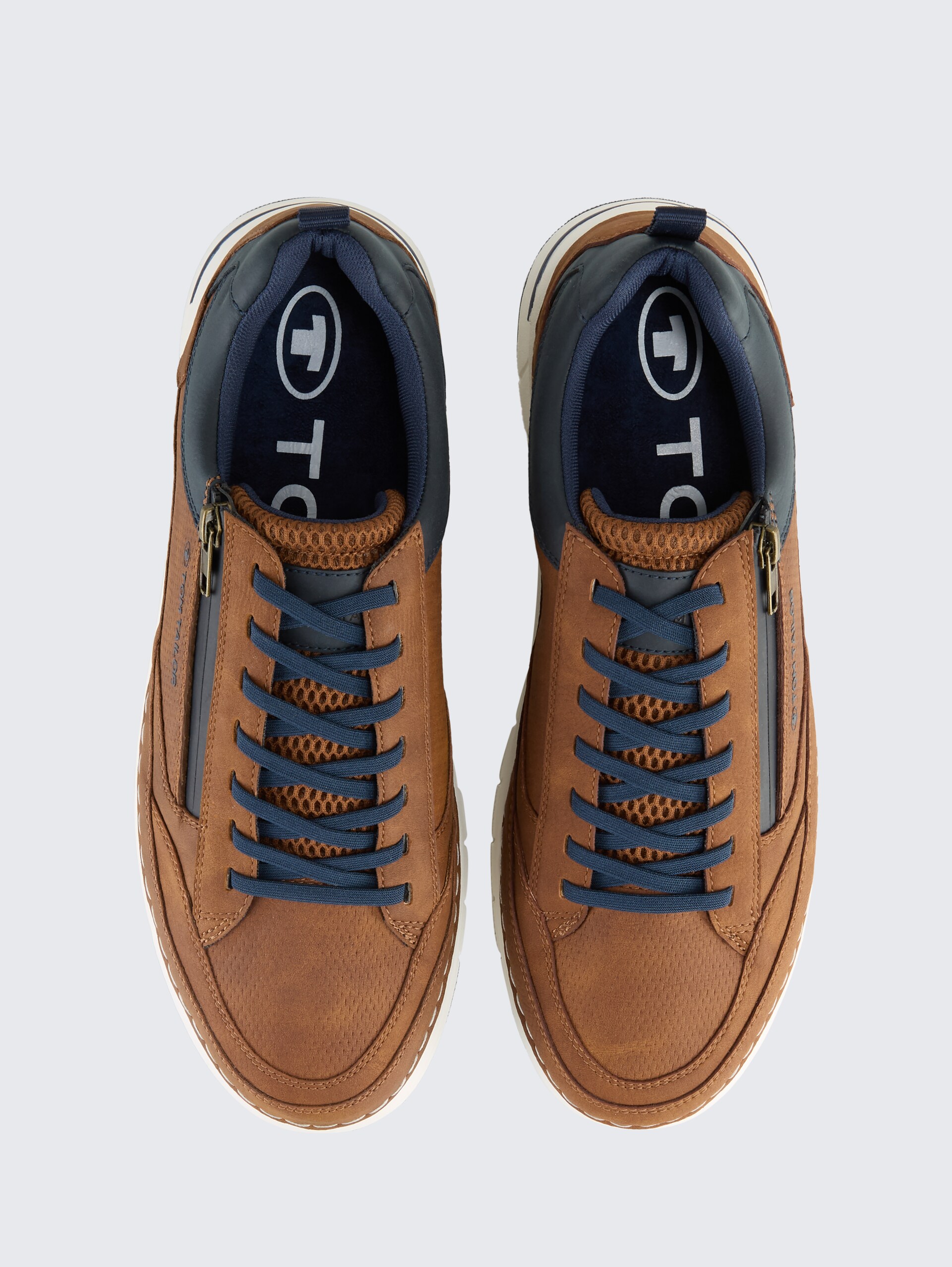 Sneaker aus strukturiertem Lederimitat - cognac - Produkt-Ansicht von oben 
