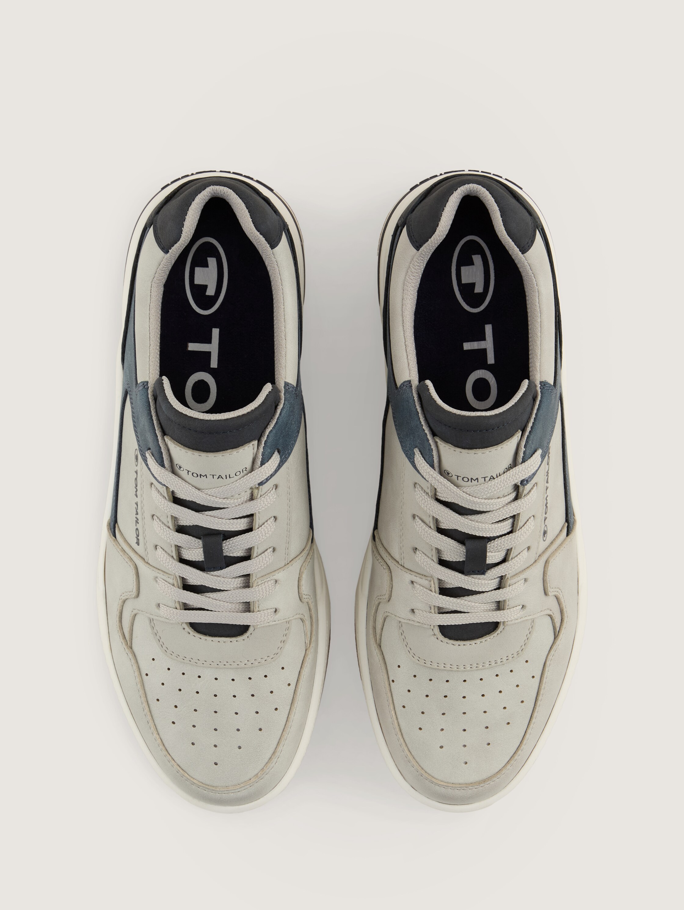 Sneaker mit Lochmuster auf der Vorderkappe - grey - 