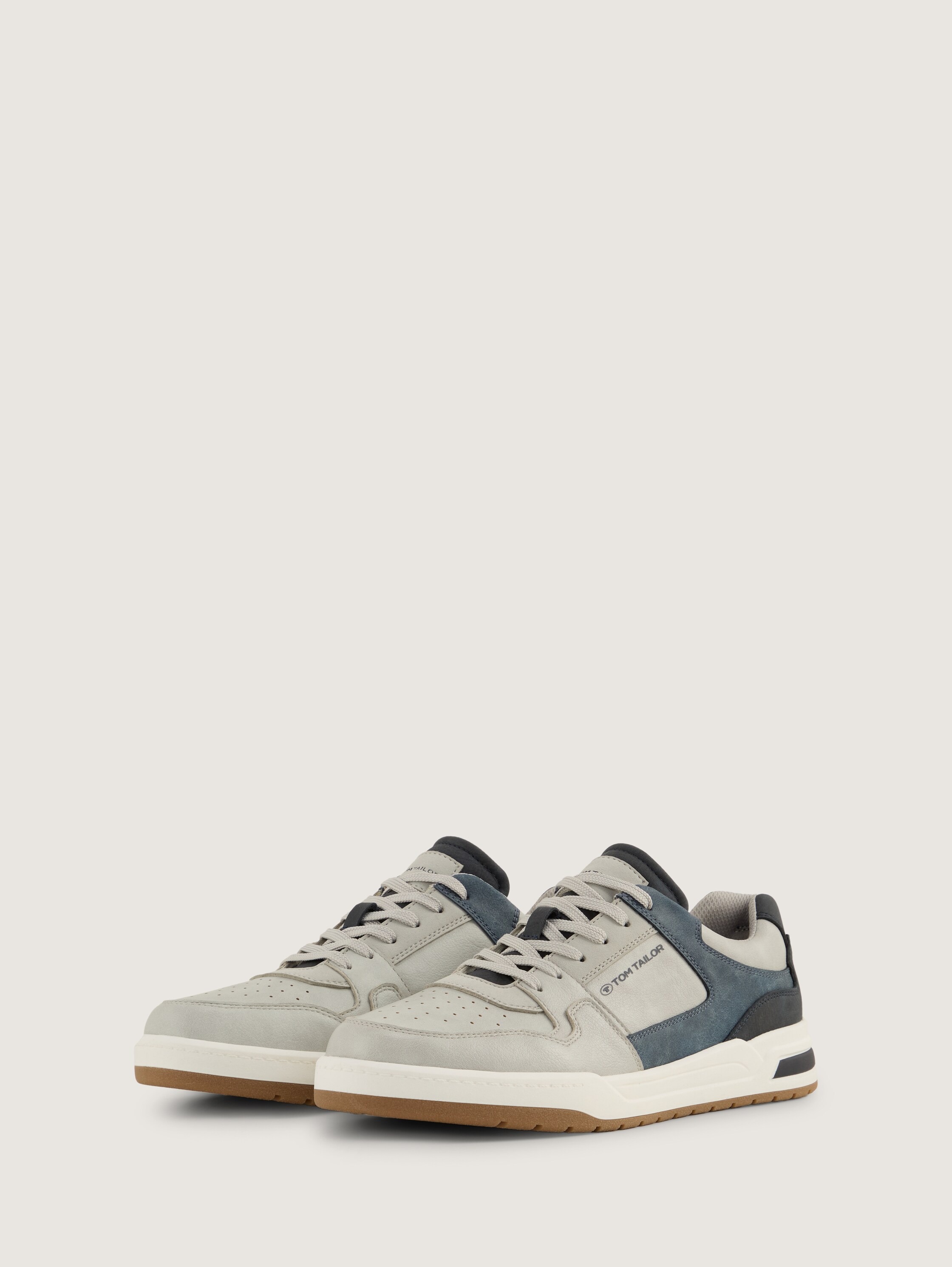 Sneaker mit Lochmuster auf der Vorderkappe - grey - 