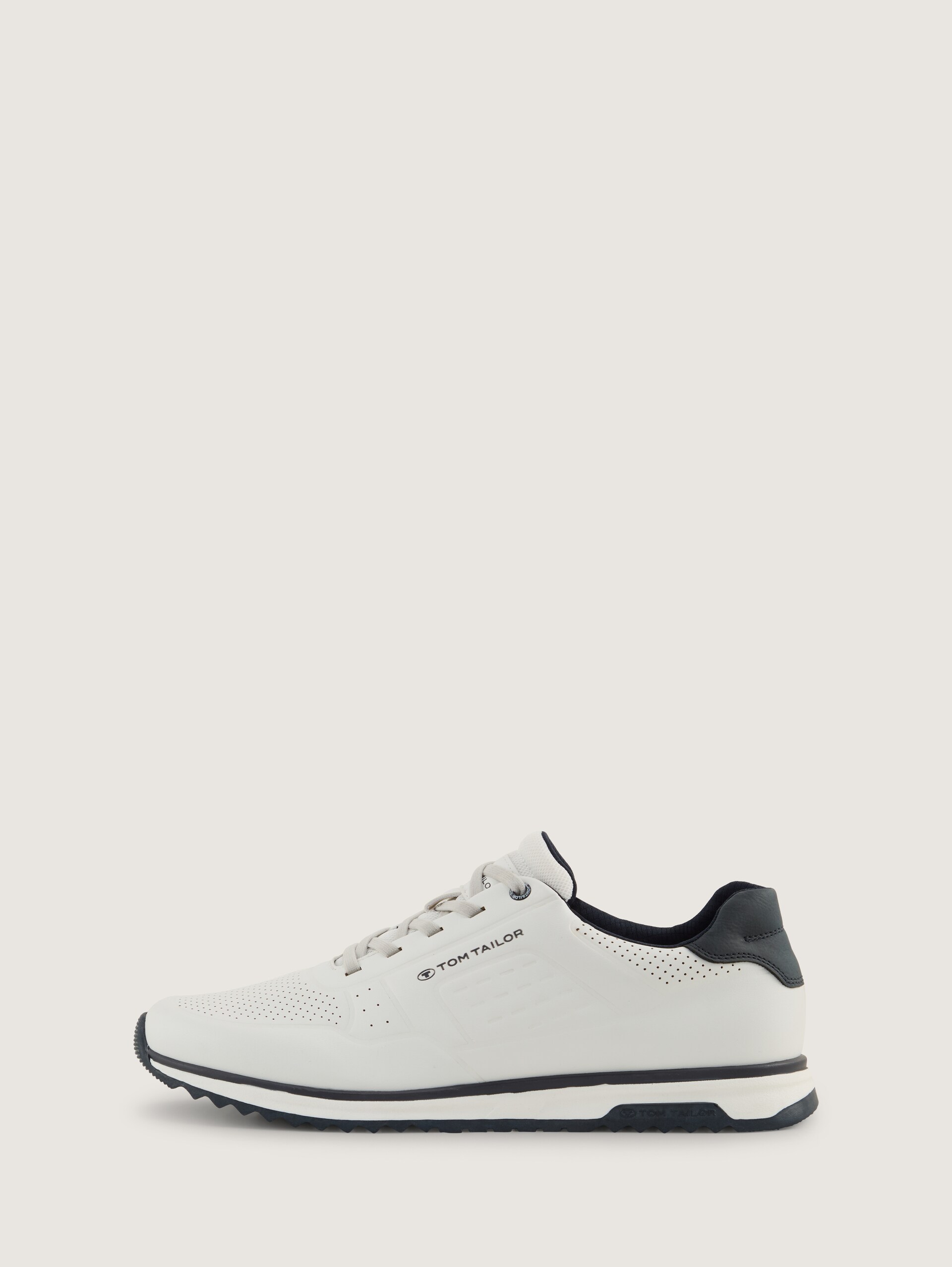 Trainers met geperforeerd patroon op de neus - white - zijaanzicht product