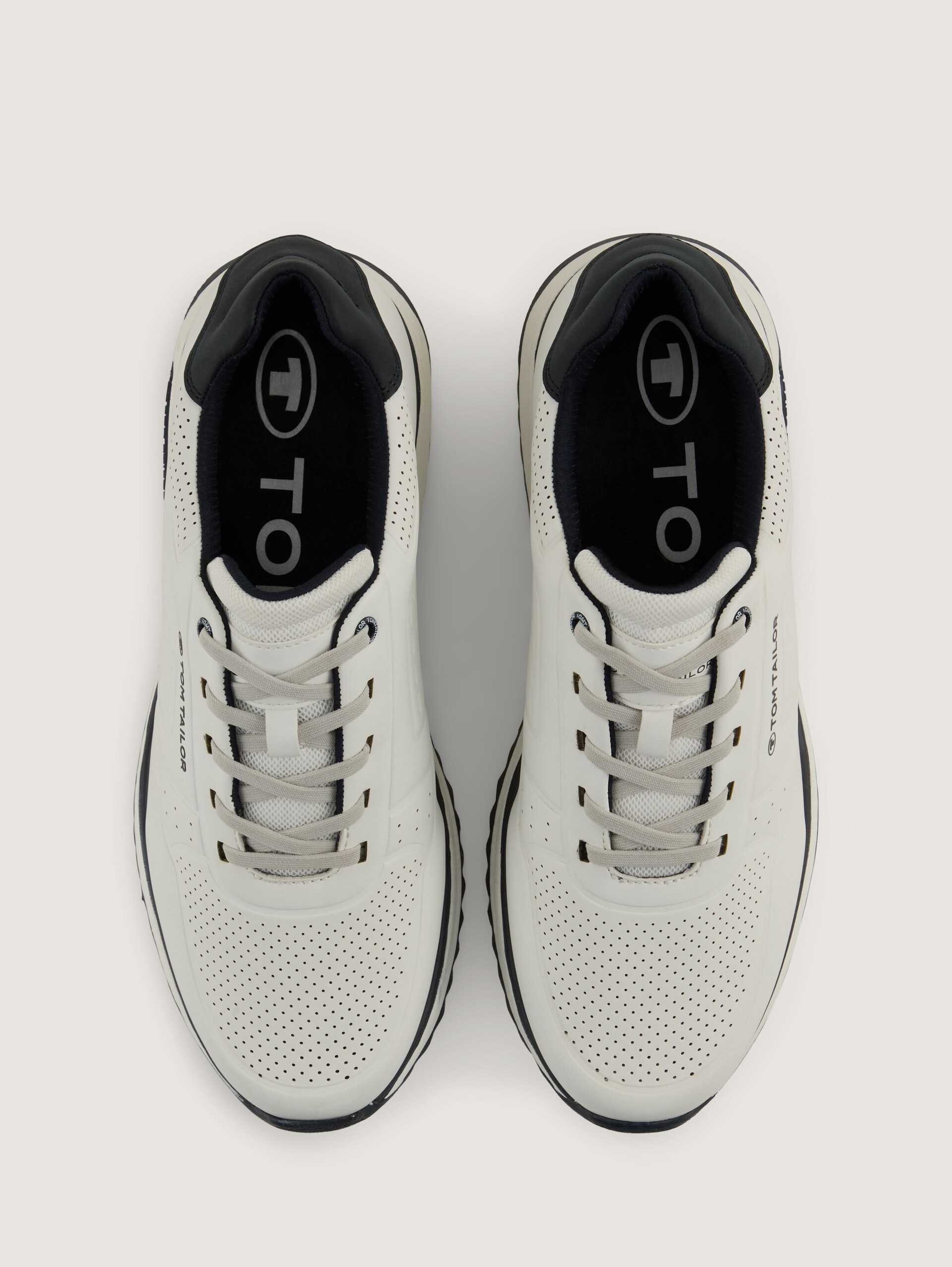 Trainers met geperforeerd patroon op de neus - white - Bovenaanzicht product 