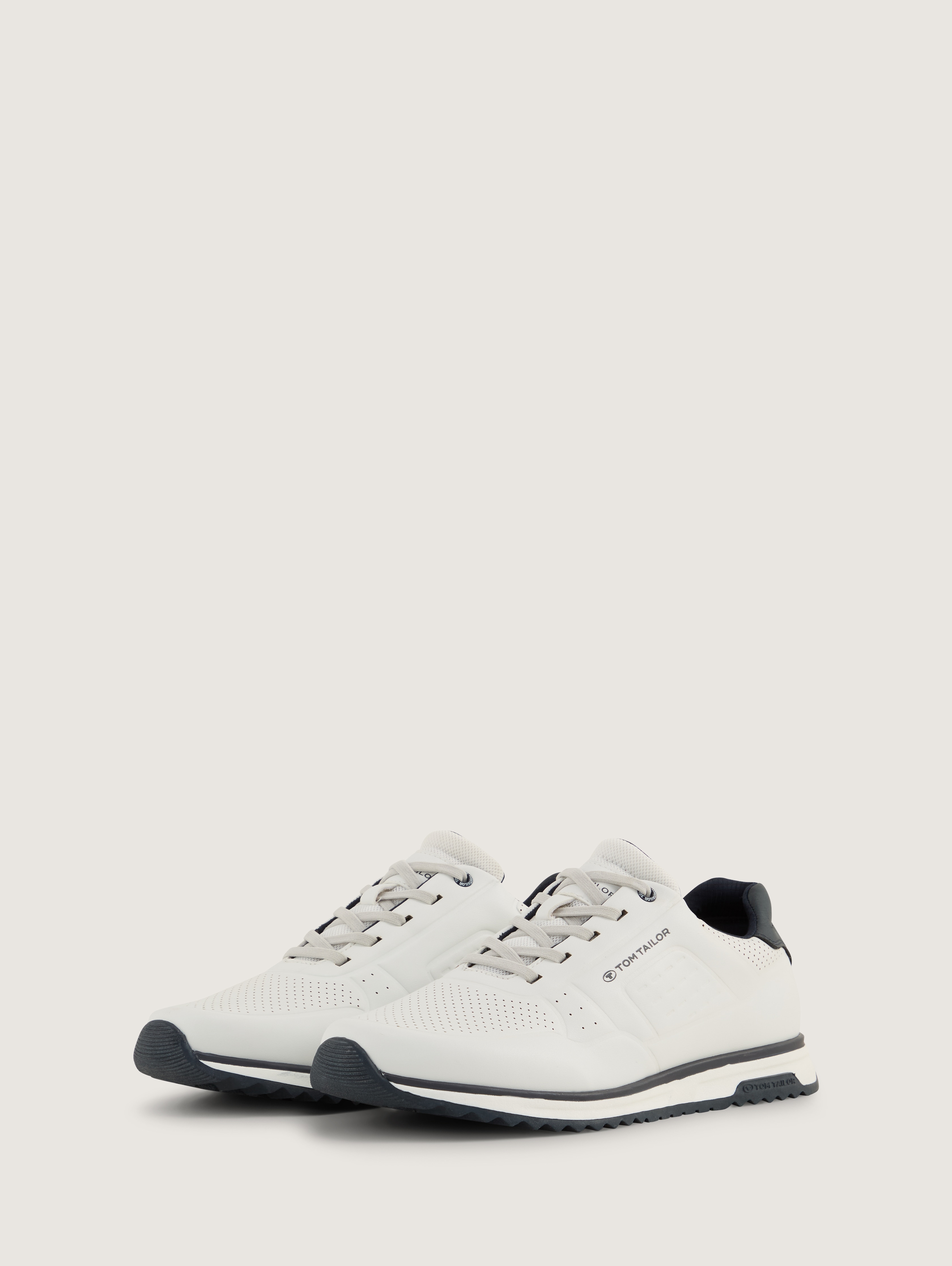 Sneaker mit Lochmuster auf der Vorderkappe von Men, white