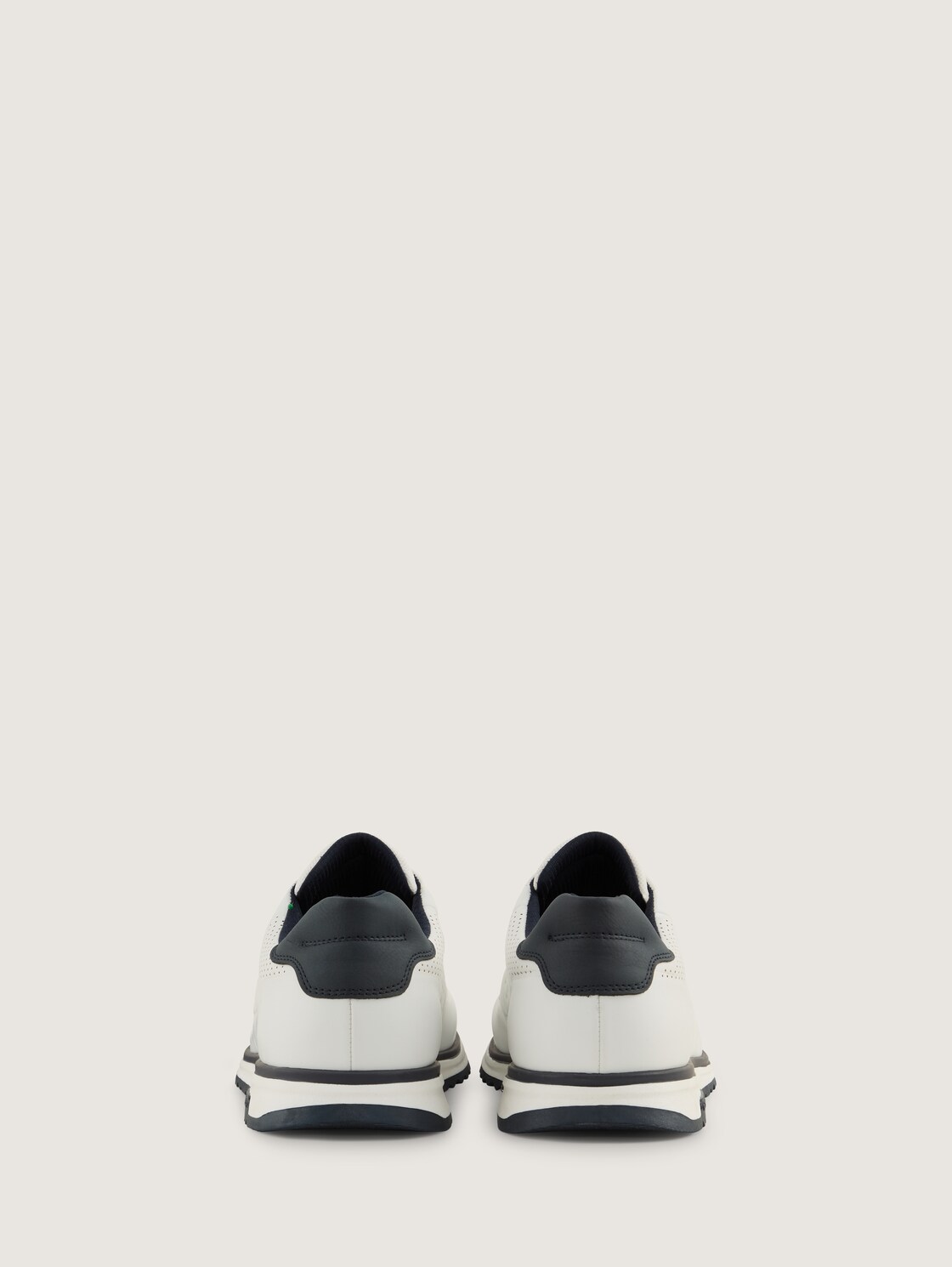 Sneaker mit Lochmuster auf der Vorderkappe - white - Produkt-Rückansicht