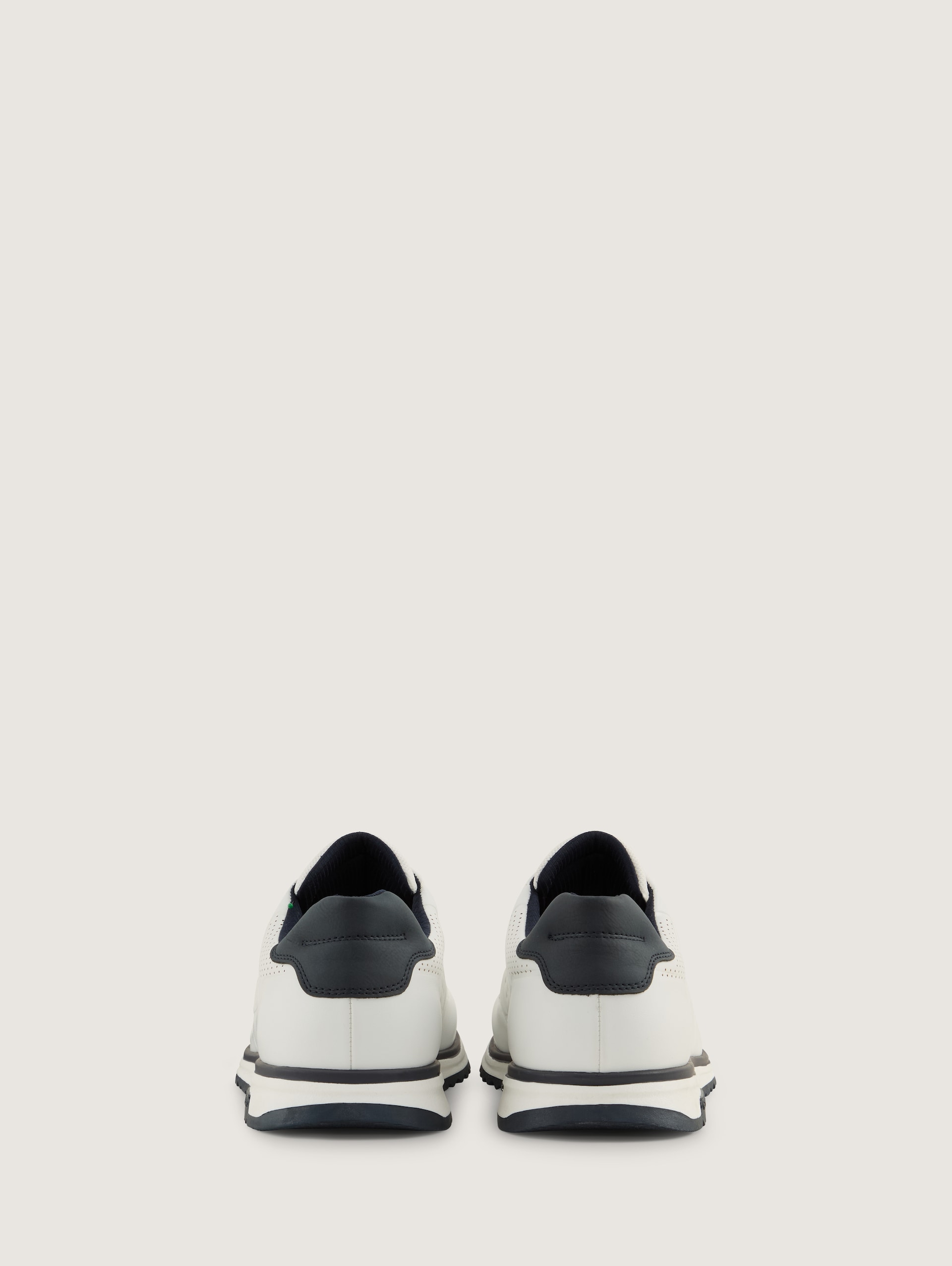 Trainers met geperforeerd patroon op de neus - white - Achteraanzicht product