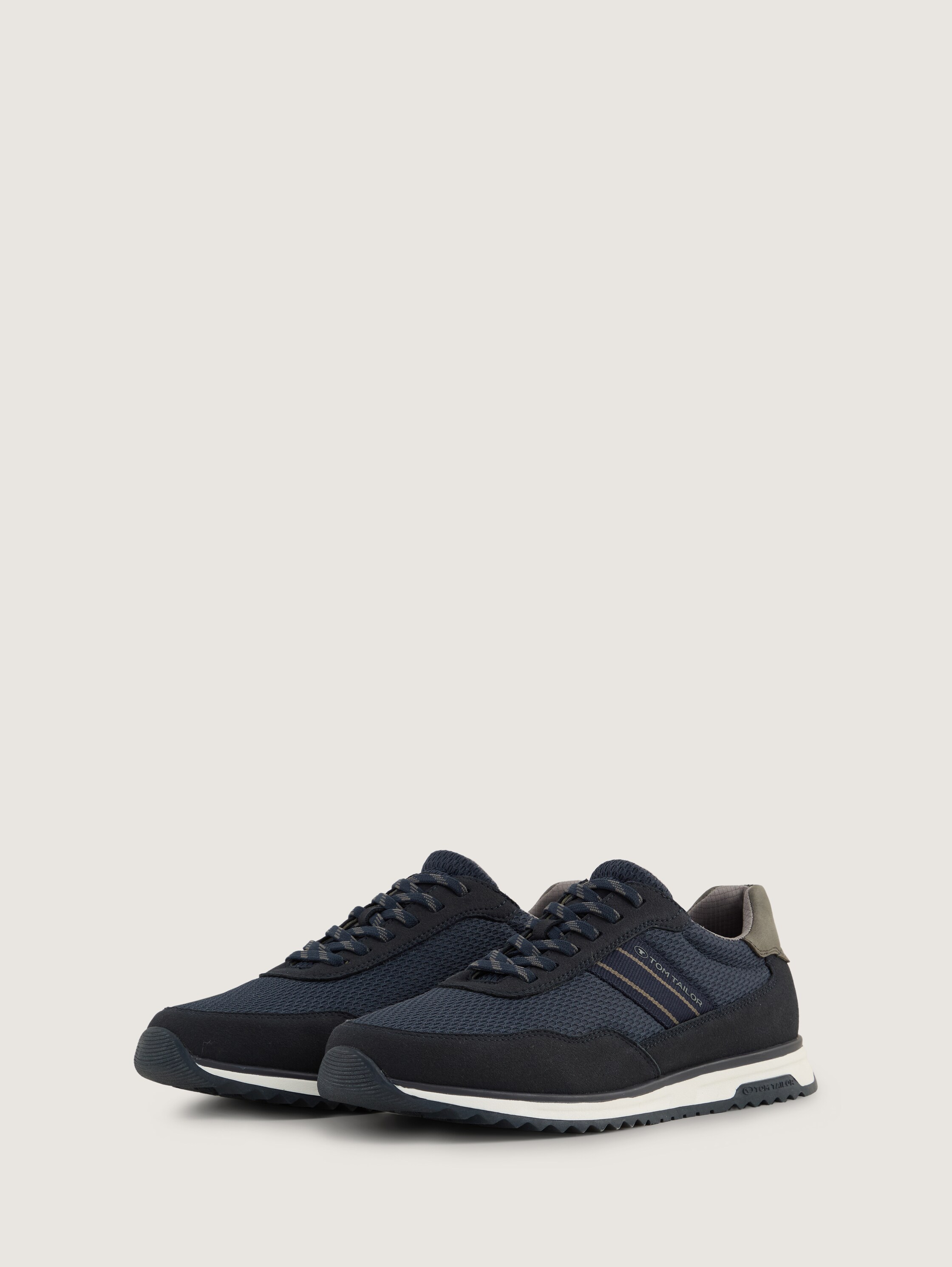 Sneaker mit Mesh-Einsatz - 1