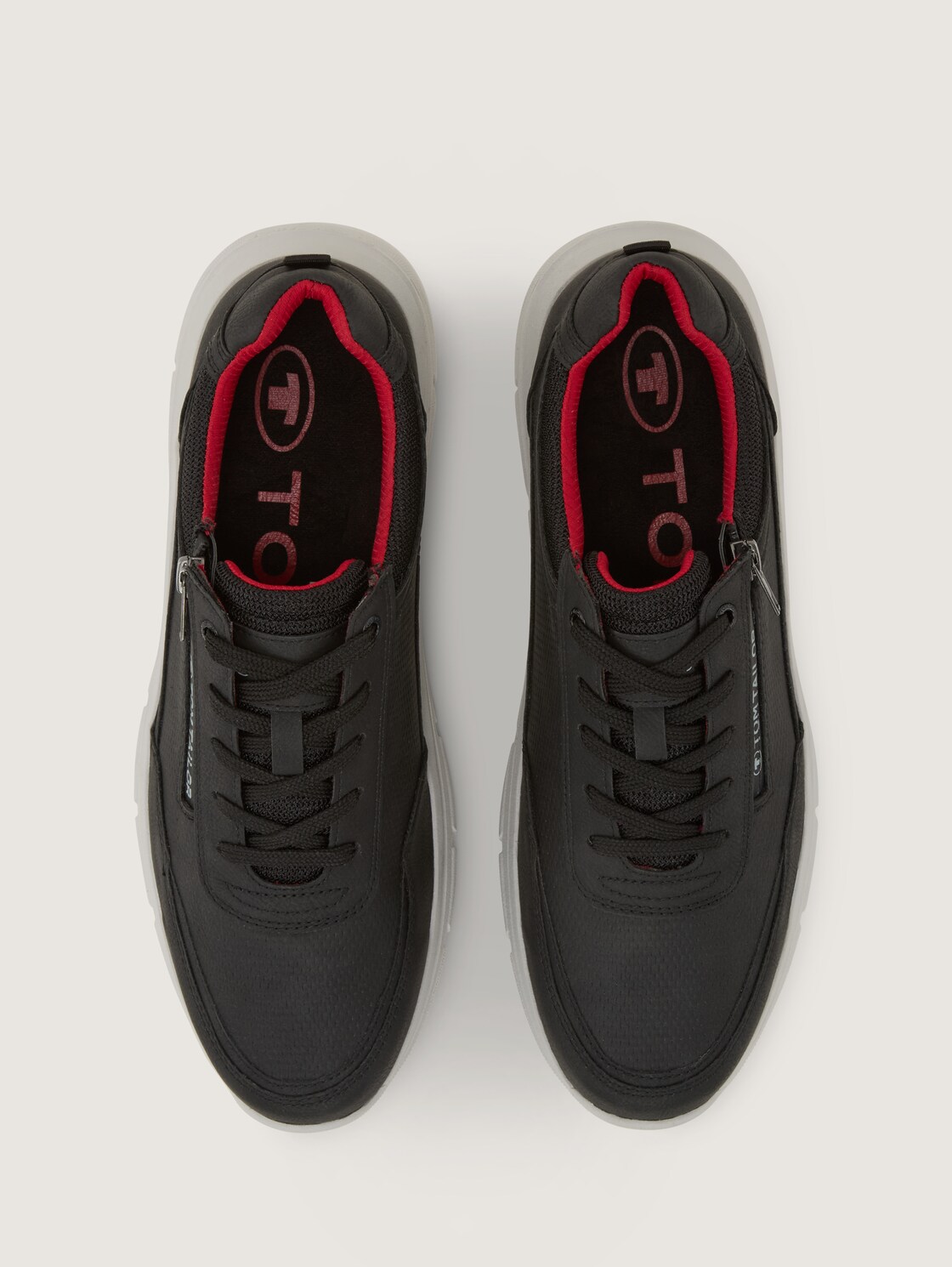 Sneaker aus strukturiertem Lederimitat - black - Produkt-Ansicht von oben 