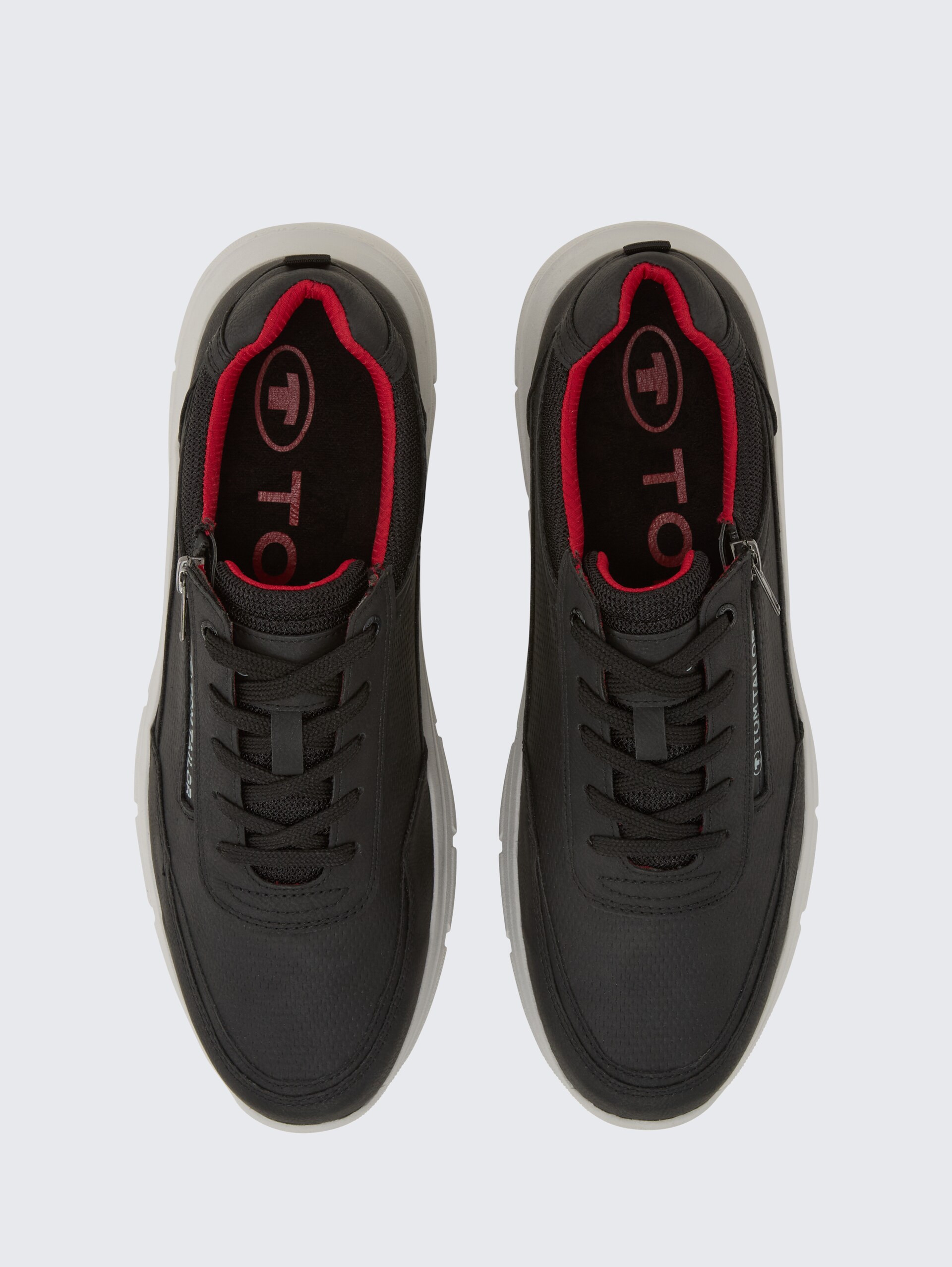 Sneaker aus strukturiertem Lederimitat - black - Produkt-Ansicht von oben 