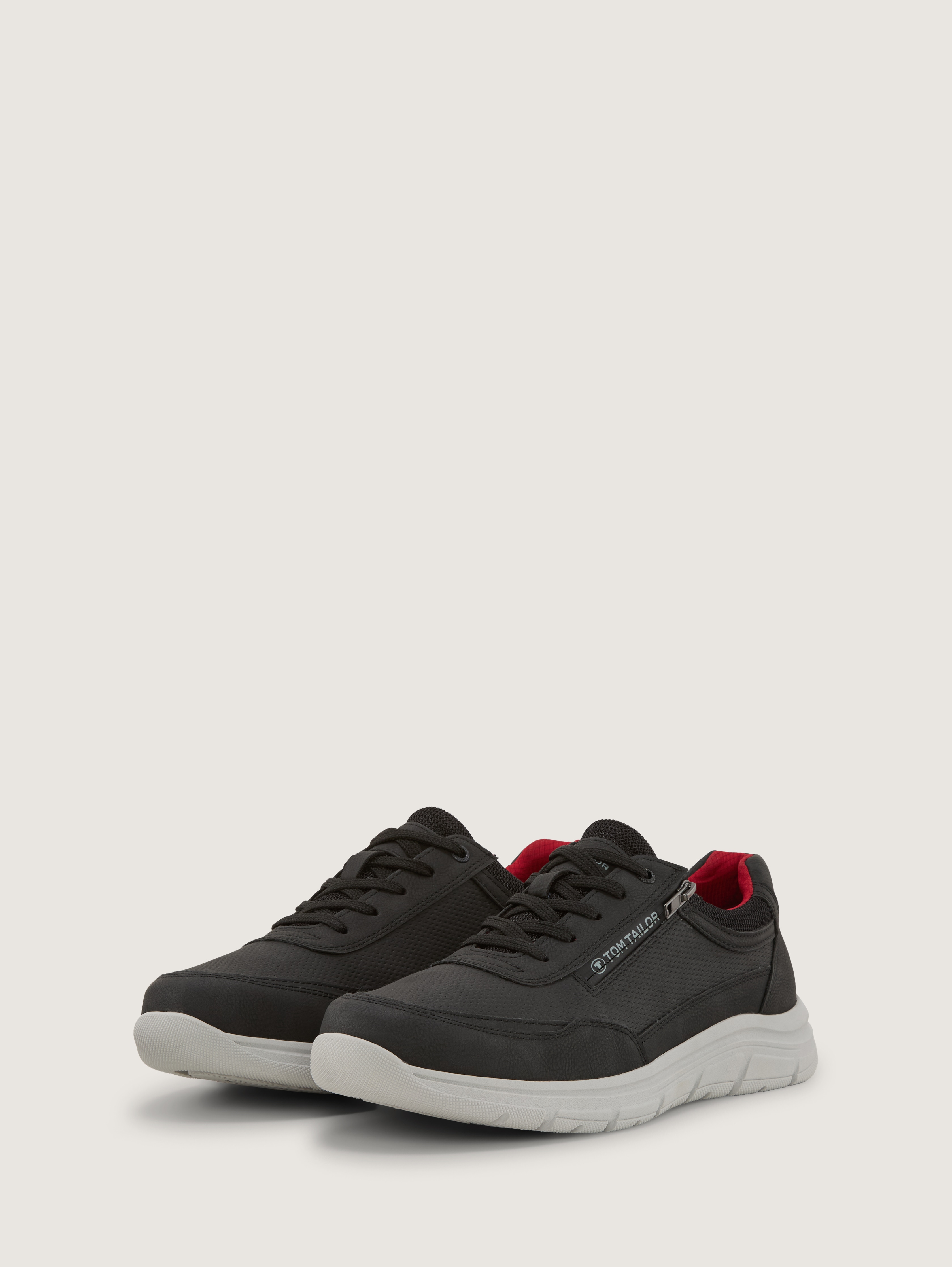 Sneaker aus strukturiertem Lederimitat von Men, black