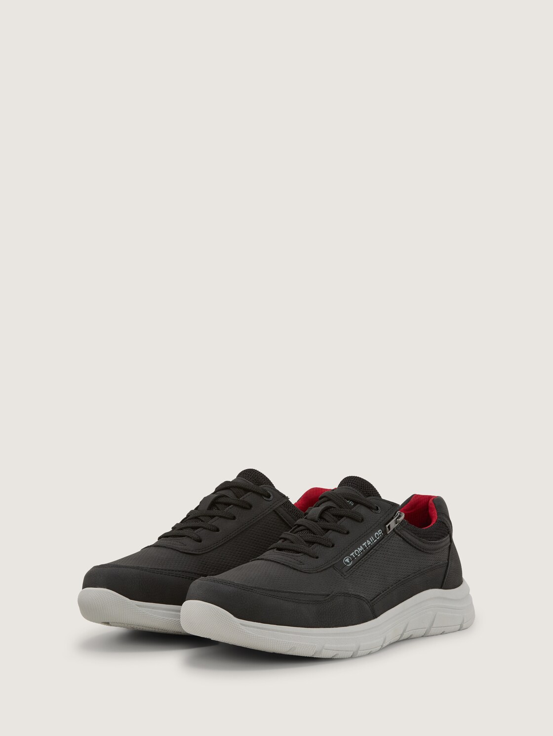 Sneaker aus strukturiertem Lederimitat - black - seitliche Produkt-Ansicht