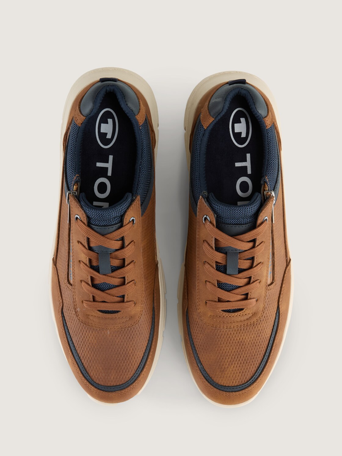 Sneaker aus strukturiertem Lederimitat - cognac - Produkt-Ansicht von oben 