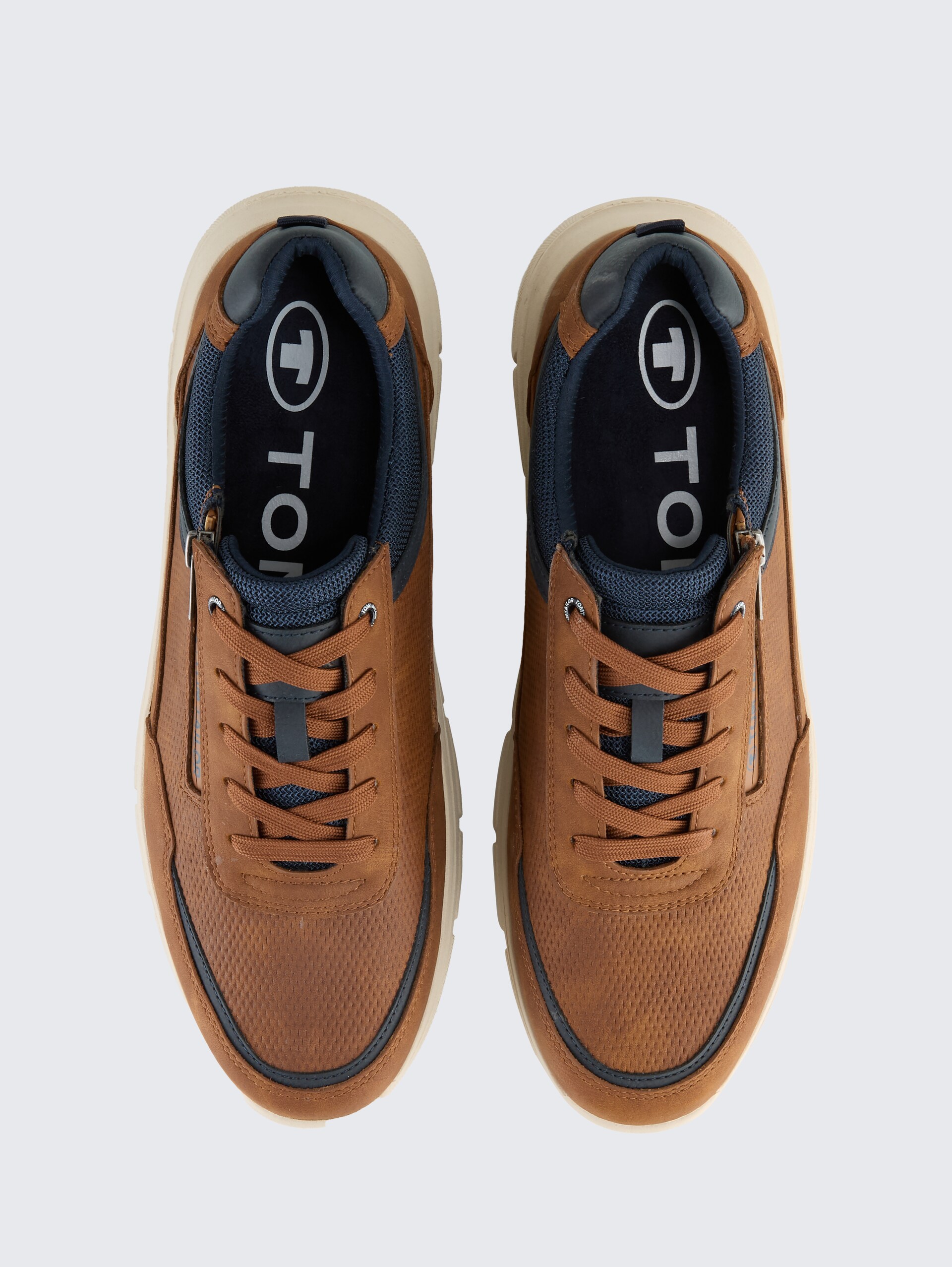 Sneaker aus strukturiertem Lederimitat - cognac - Produkt-Ansicht von oben 