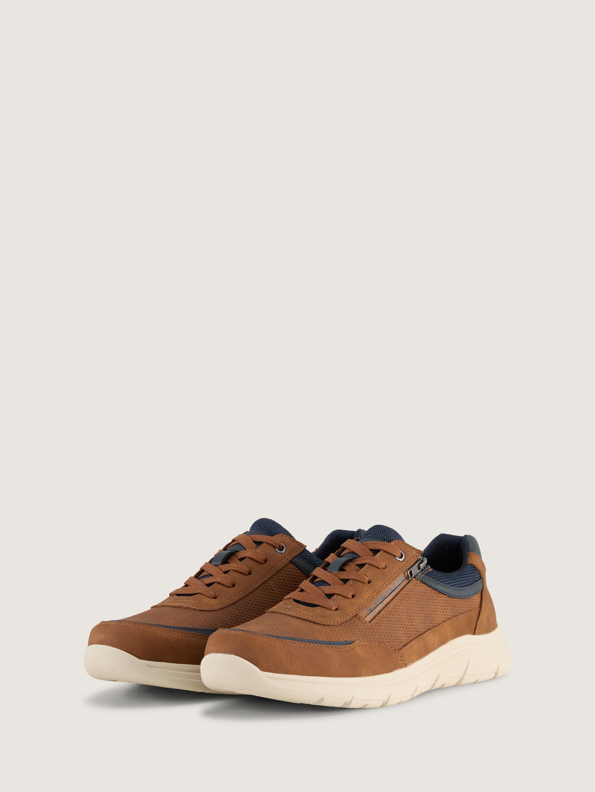 Sneaker aus strukturiertem Lederimitat - cognac - seitliche Produkt-Ansicht