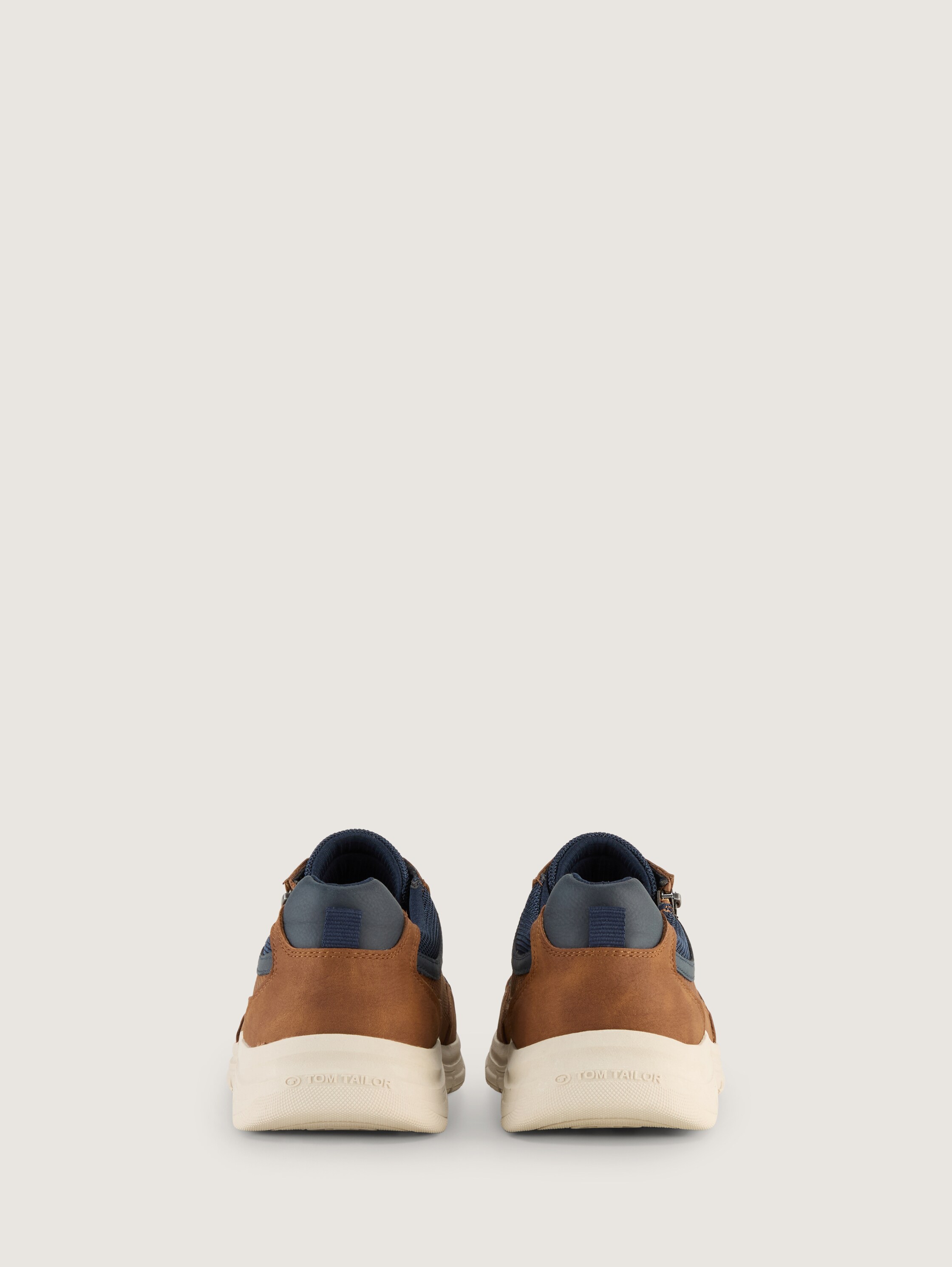 Sneaker aus strukturiertem Lederimitat - cognac - 