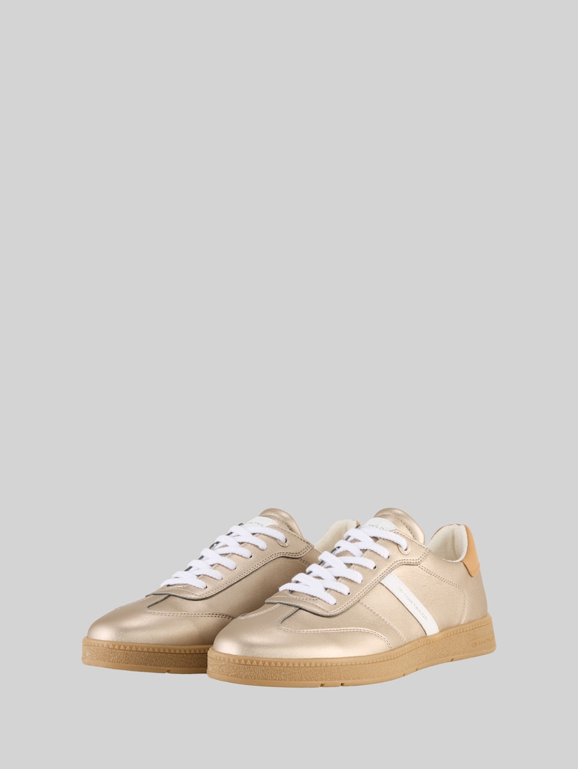 Sneaker im Metallic-Look von Women, gold