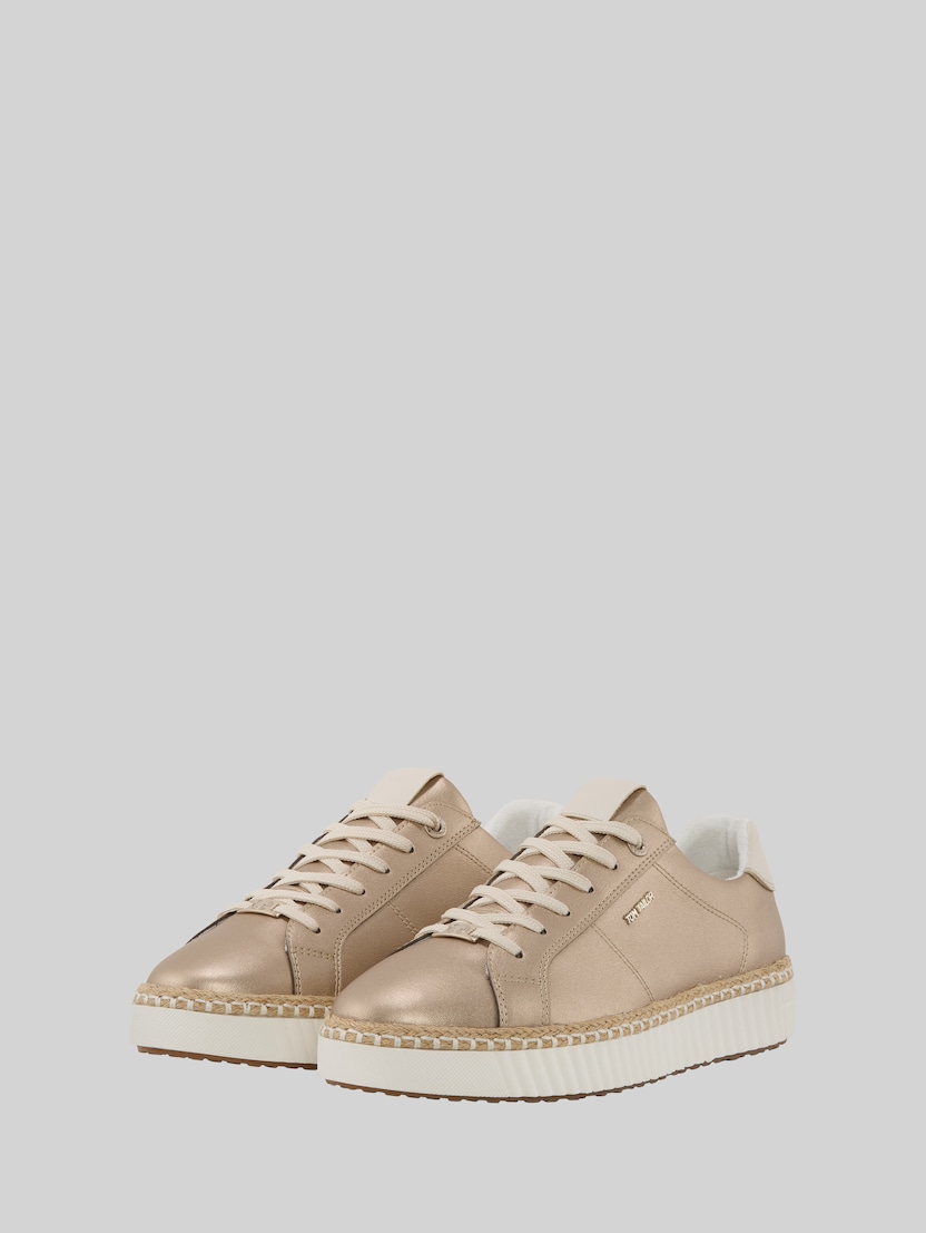 Sneaker im Metallic-Look von Women, gold