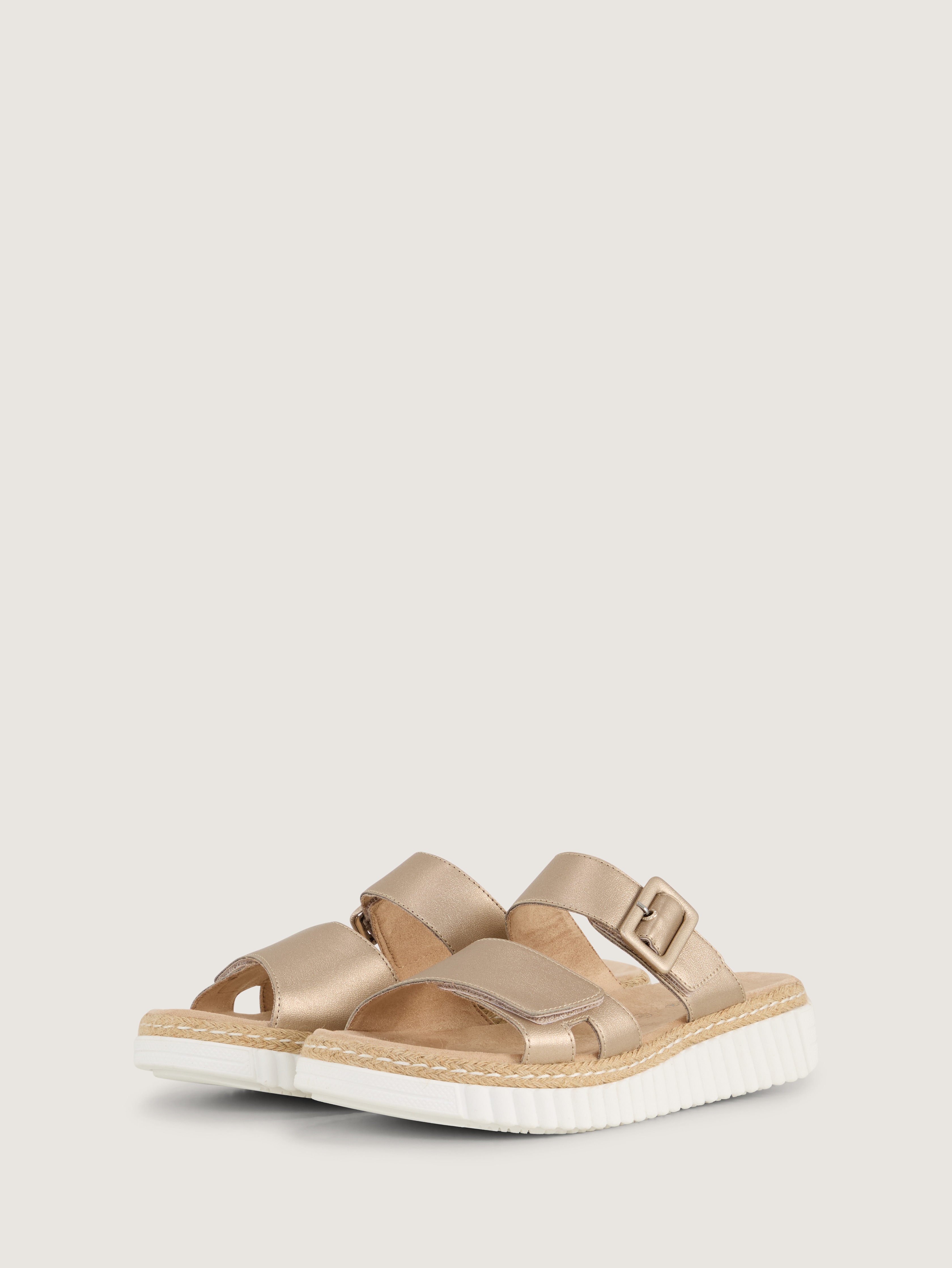 Sandalen im Metallic-Look von Women, gold